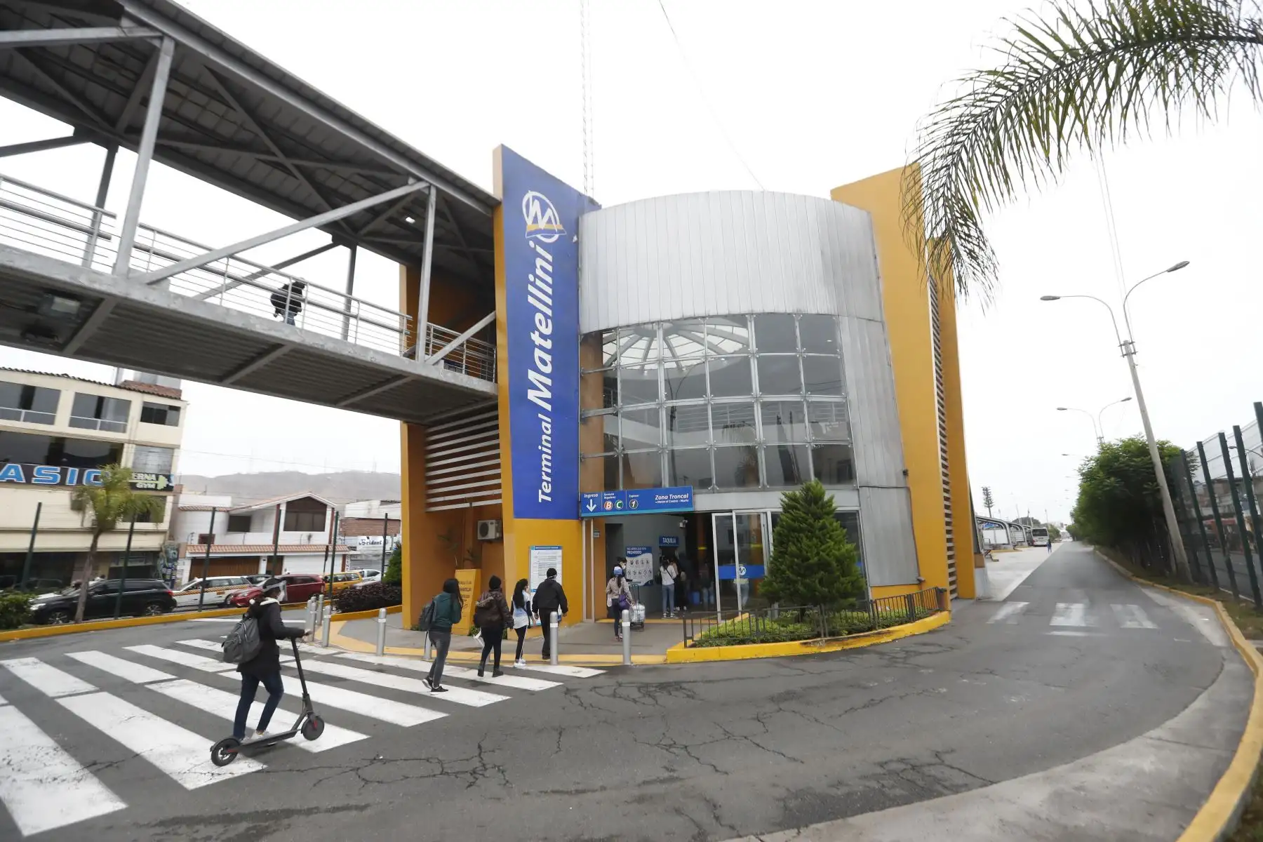Ciudadanos acuden a sus centros de labores en el segundo día de culminada la cuarentena, muchos acuden a la estación Matellini  del terminal sur del Metropolitano en Lima
Foto: ANDINA/Renato Pajuelo