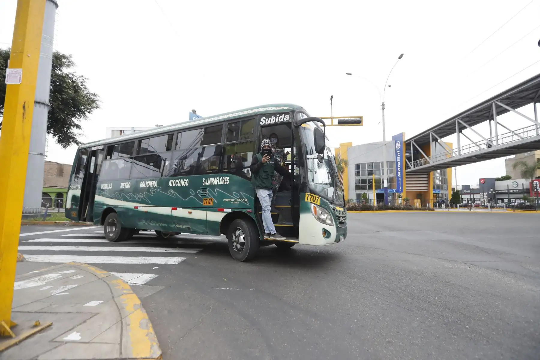Ciudadanos acuden a sus centros de labores en segundo día de culminada la cuarentena.
Foto: ANDINA/Renato Pajuelo