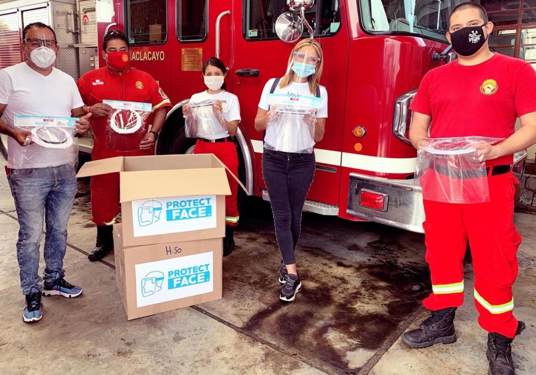 Karina Rivera entregó donativos al cuerpo de bomberos de Chaclacayo.