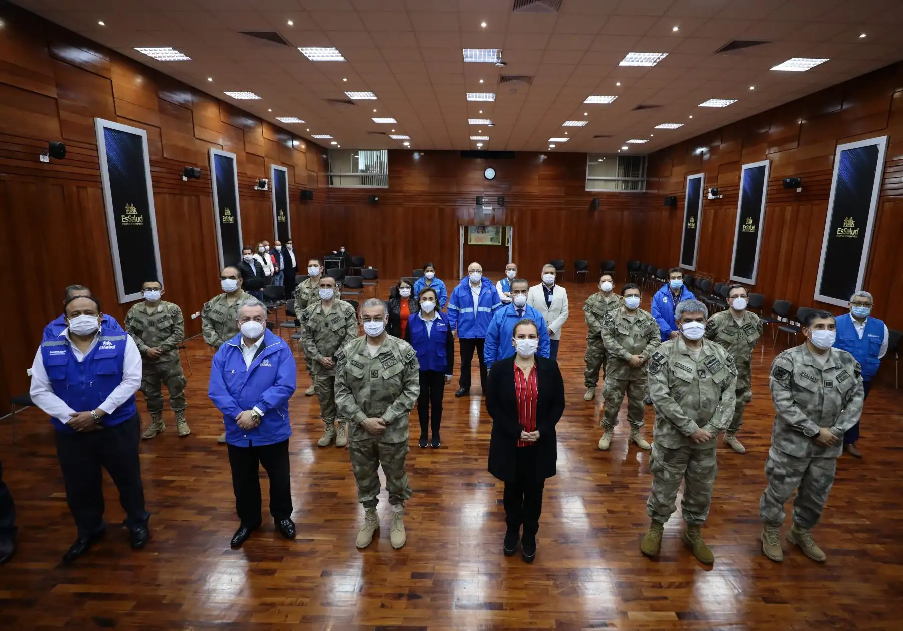 EsSalud y el Ministerio de Defensa firmaron un convenio para que trabajadores de la Marina de Guerra del Perú de varias regiones accedan a prestaciones de salud.