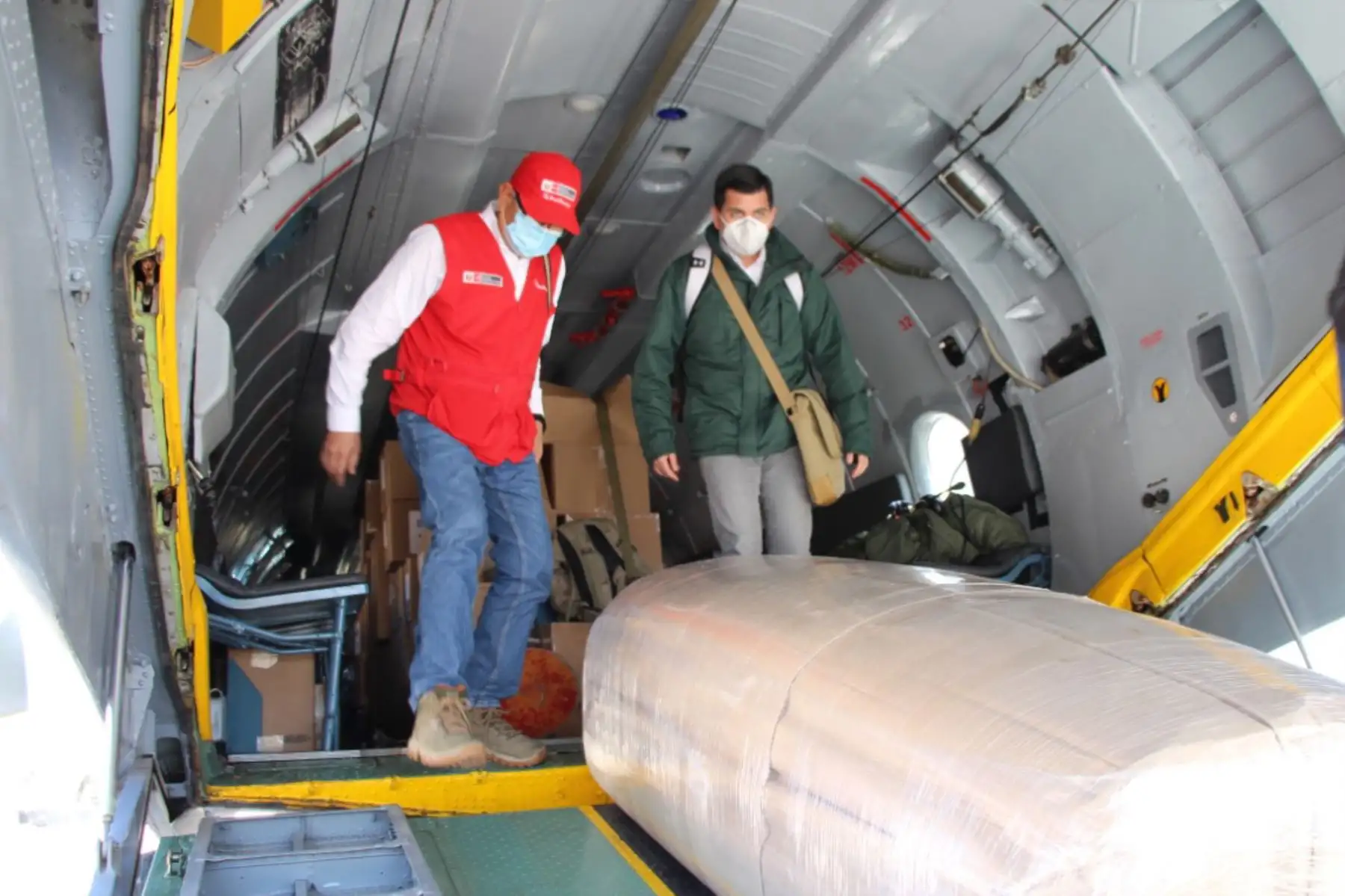 Ministro de Agricultura, Jorge Montenegro llega  a la ciudad de Arequipa llevando 10 mil pruebas moleculares, ventiladores mecánicos, respiradores y camas nuevas para hospitalización, para reforzar el sistema de salud de la región. 
Foto: Minagri