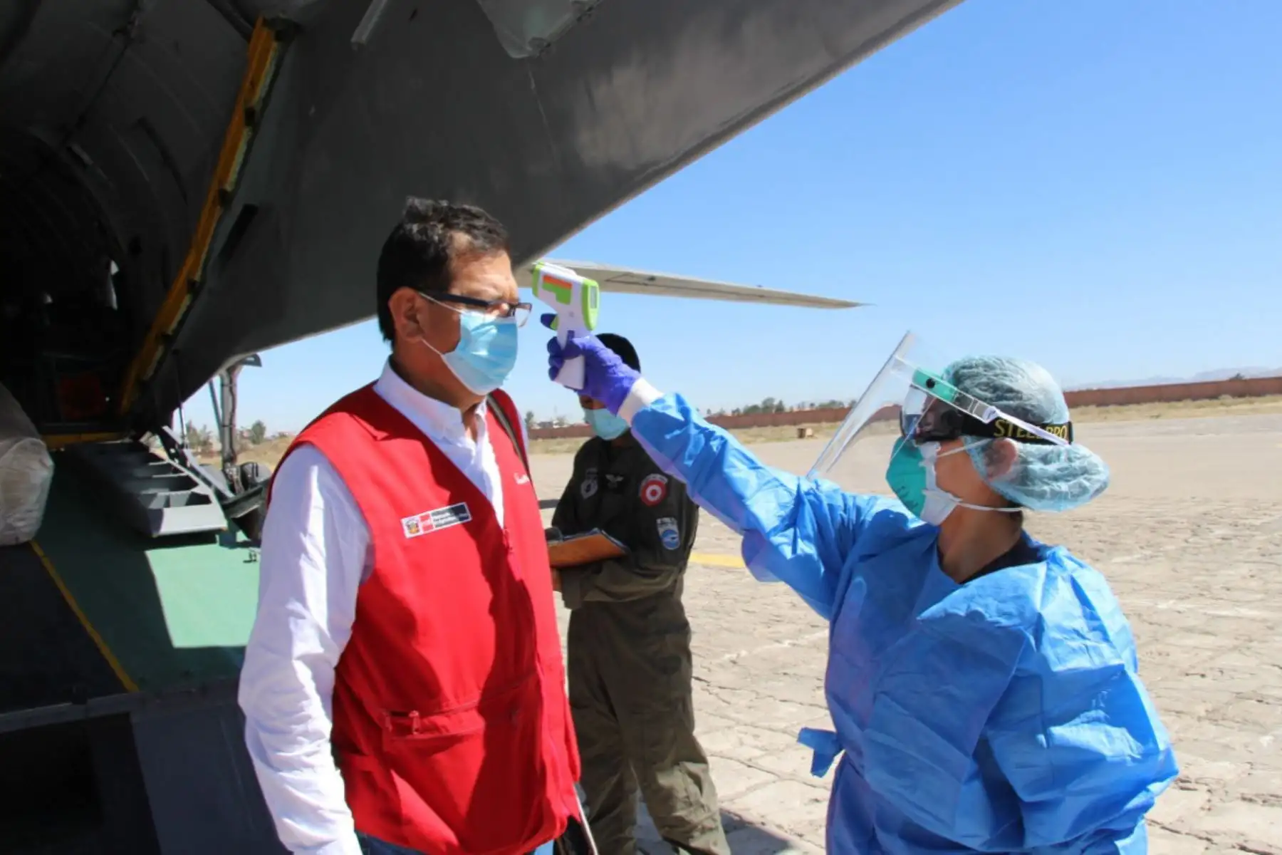 Ministro de Agricultura, Jorge Montenegro llega  a la ciudad de Arequipa llevando 10 mil pruebas moleculares, ventiladores mecánicos, respiradores y camas nuevas para hospitalización, para reforzar el sistema de salud de la región. 
Foto: Minagri