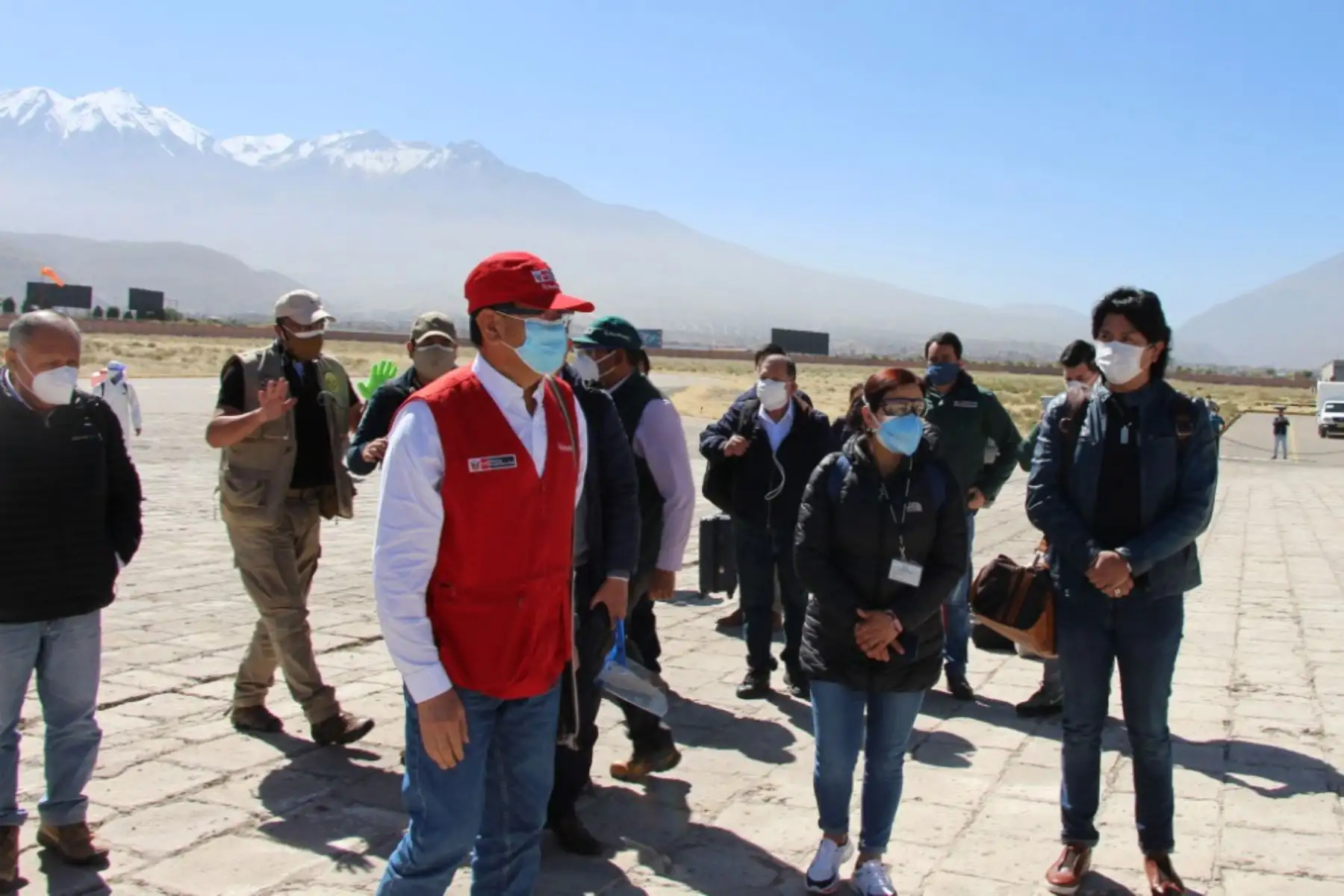 Ministro de Agricultura, Jorge Montenegro llega  a la ciudad de Arequipa llevando 10 mil pruebas moleculares, ventiladores mecánicos, respiradores y camas nuevas para hospitalización, para reforzar el sistema de salud de la región. 
Foto: Minagri