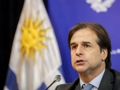 El presidente de Uruguay, Luis Lacalle Pou, habla este jueves durante una conferencia de prensa, en Montevideo (Uruguay). Foto: EFE