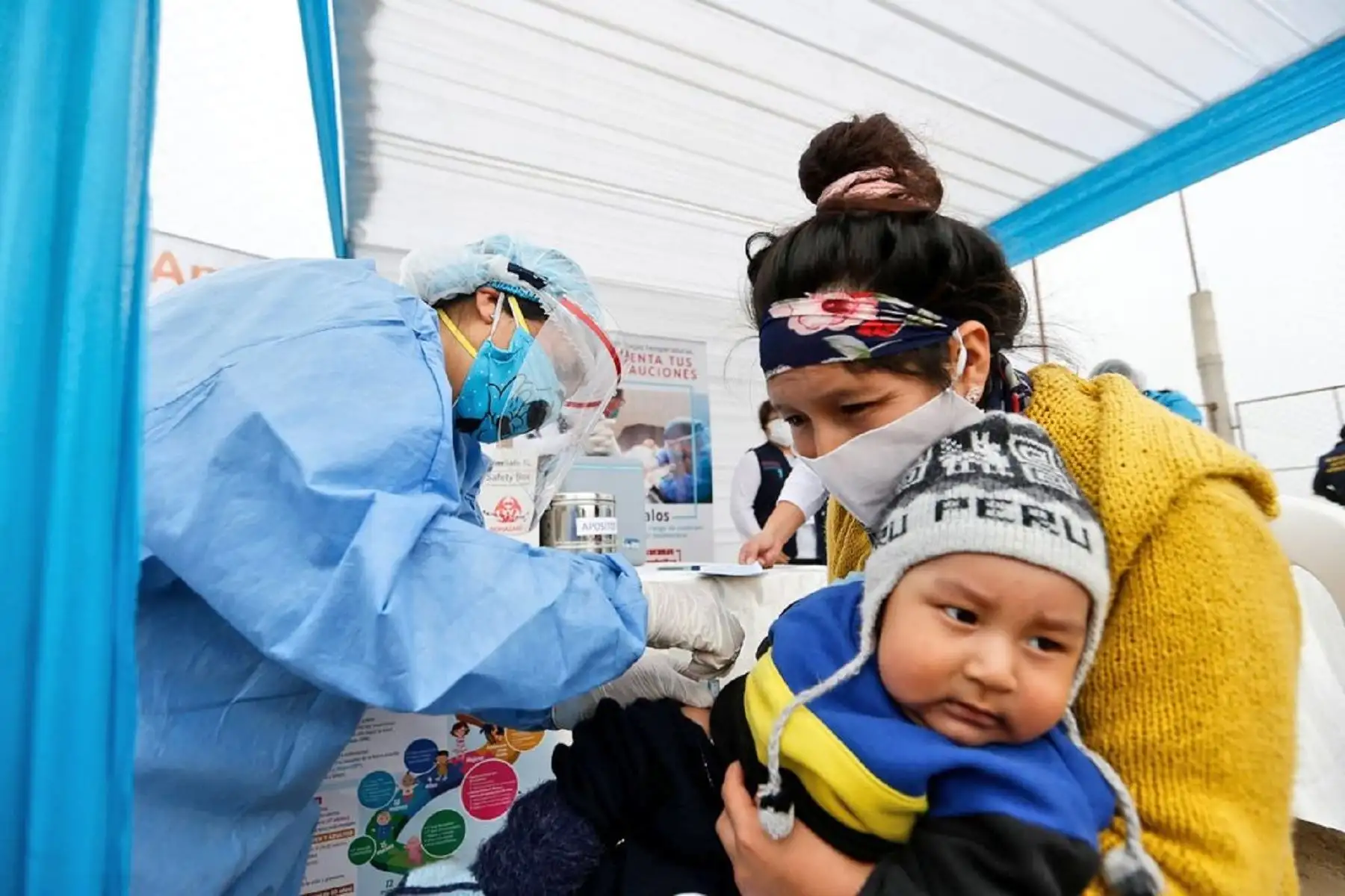 El Ministerio de Salud brinda vacunación, tamizaje de anemia y descarte de Covid-19 a niños, gestantes y adultos mayores del asentamiento humano Lomas de Amauta de Ate. Foto: MIinsa,