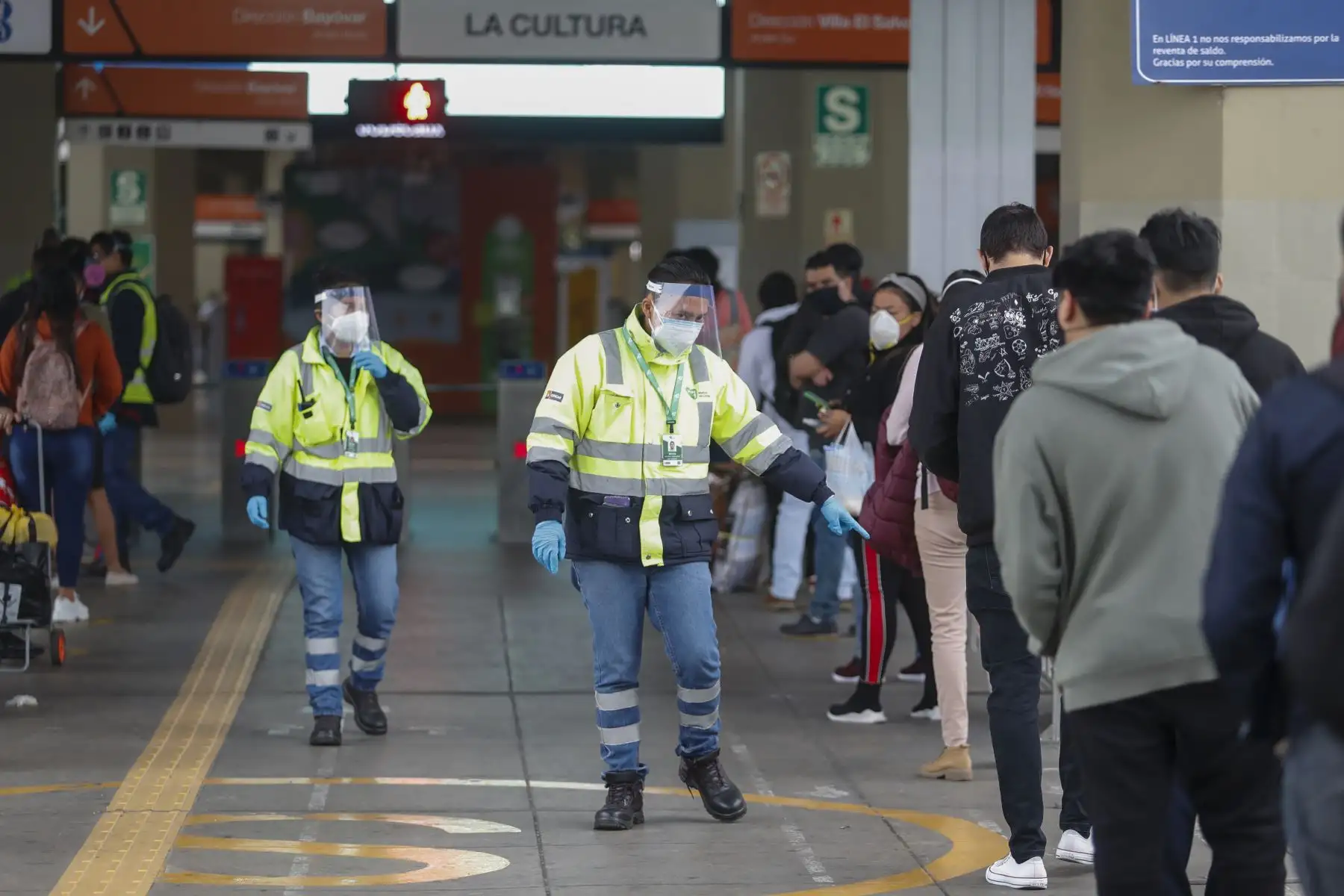 Ciudadanos acuden a sus centros de labores en el segundo día de culminada la cuarentena, muchos acuden a la estación Línea 1 del Metro La Cultura cerca a la av. Javier Prado.
Foto: ANDINA/Renato Pajuelo