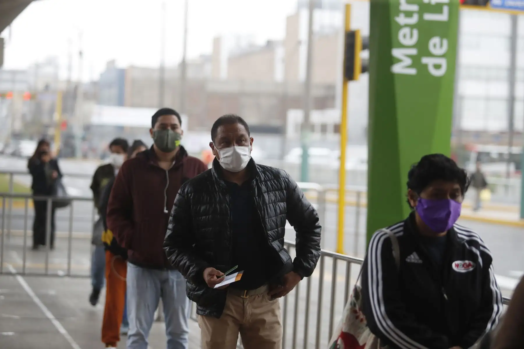 Ciudadanos acuden a sus centros de labores en el segundo día de culminada la cuarentena, muchos acuden a la estación Línea 1 del Metro La Cultura cerca a la av. Javier Prado.
Foto: ANDINA/Renato Pajuelo