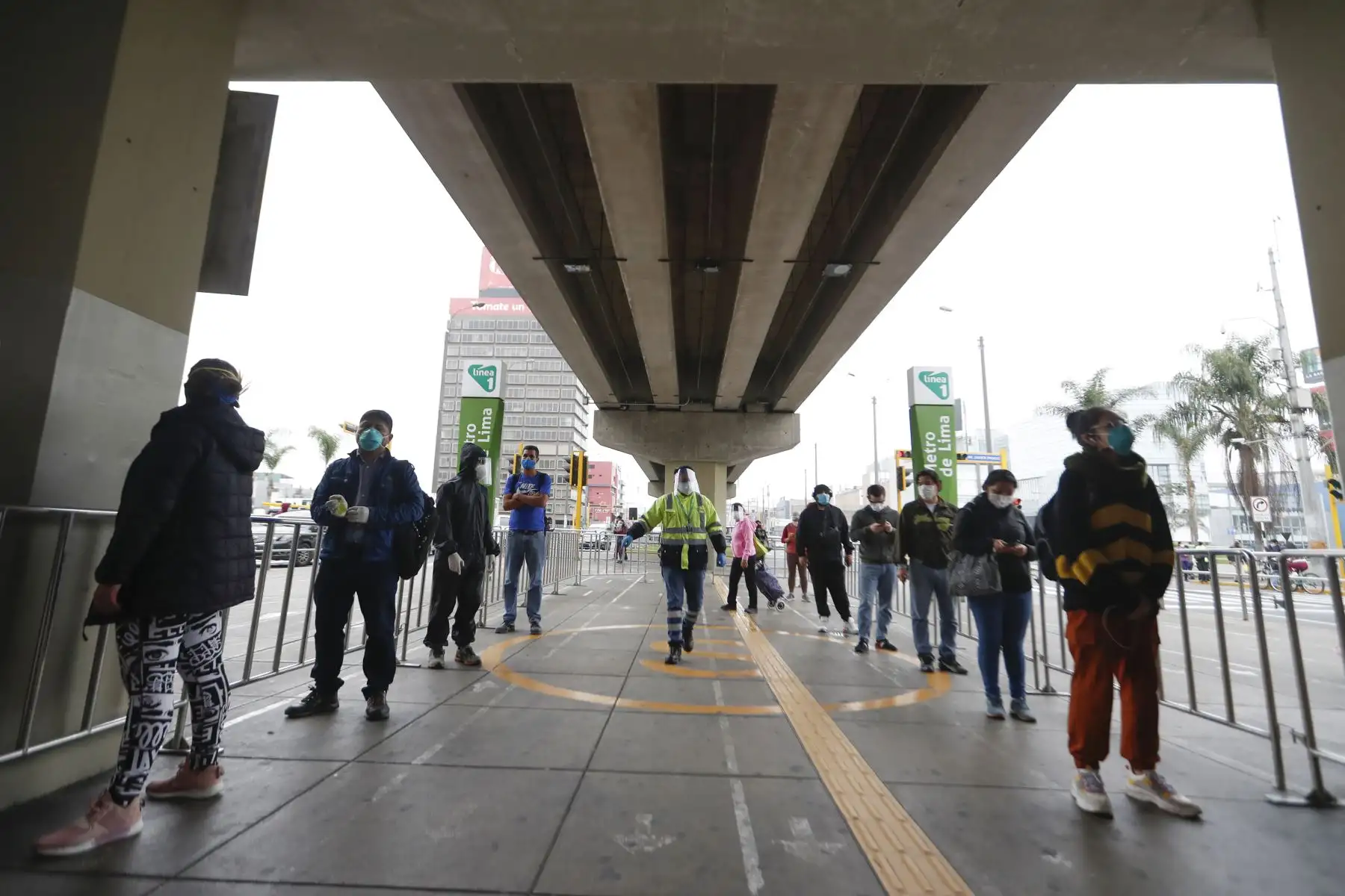 Ciudadanos acuden a sus centros de labores en el segundo día de culminada la cuarentena, muchos acuden a la estación Línea 1 del Metro La Cultura cerca a la av. Javier Prado.
Foto: ANDINA/Renato Pajuelo