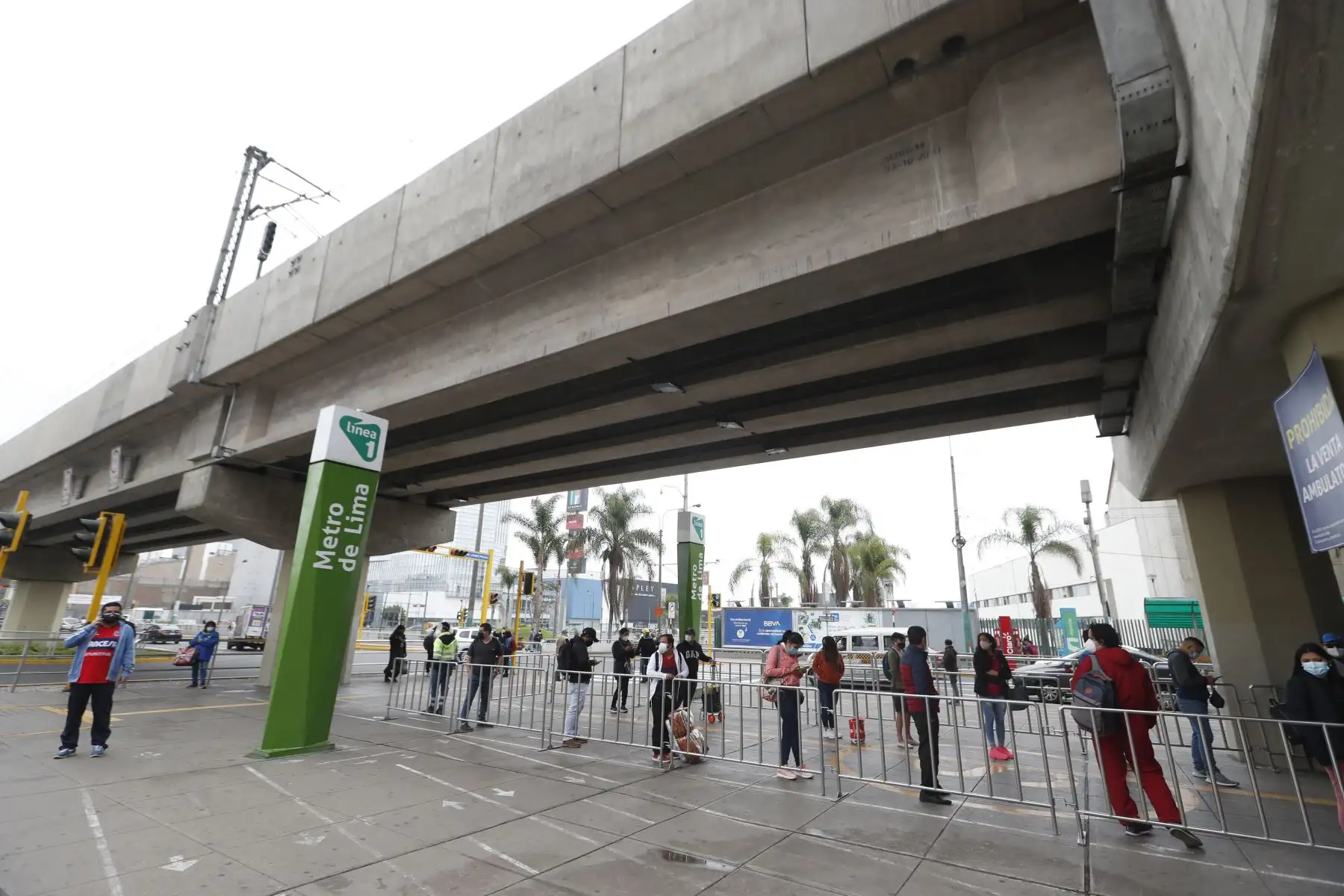 Ciudadanos acuden a sus centros de labores en el segundo día de culminada la cuarentena, muchos acuden a la estación Línea 1 del Metro La Cultura cerca a la av. Javier Prado.
Foto: ANDINA/Renato Pajuelo