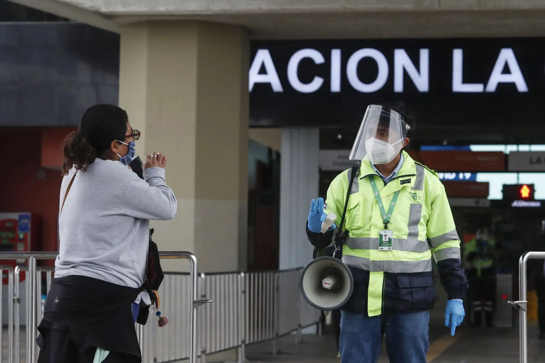 Ciudadanos acuden a sus centros de labores en el segundo día de culminada la cuarentena, muchos acuden a la estación Línea 1 del Metro La Cultura cerca a la av. Javier Prado.
Foto: ANDINA/Renato Pajuelo