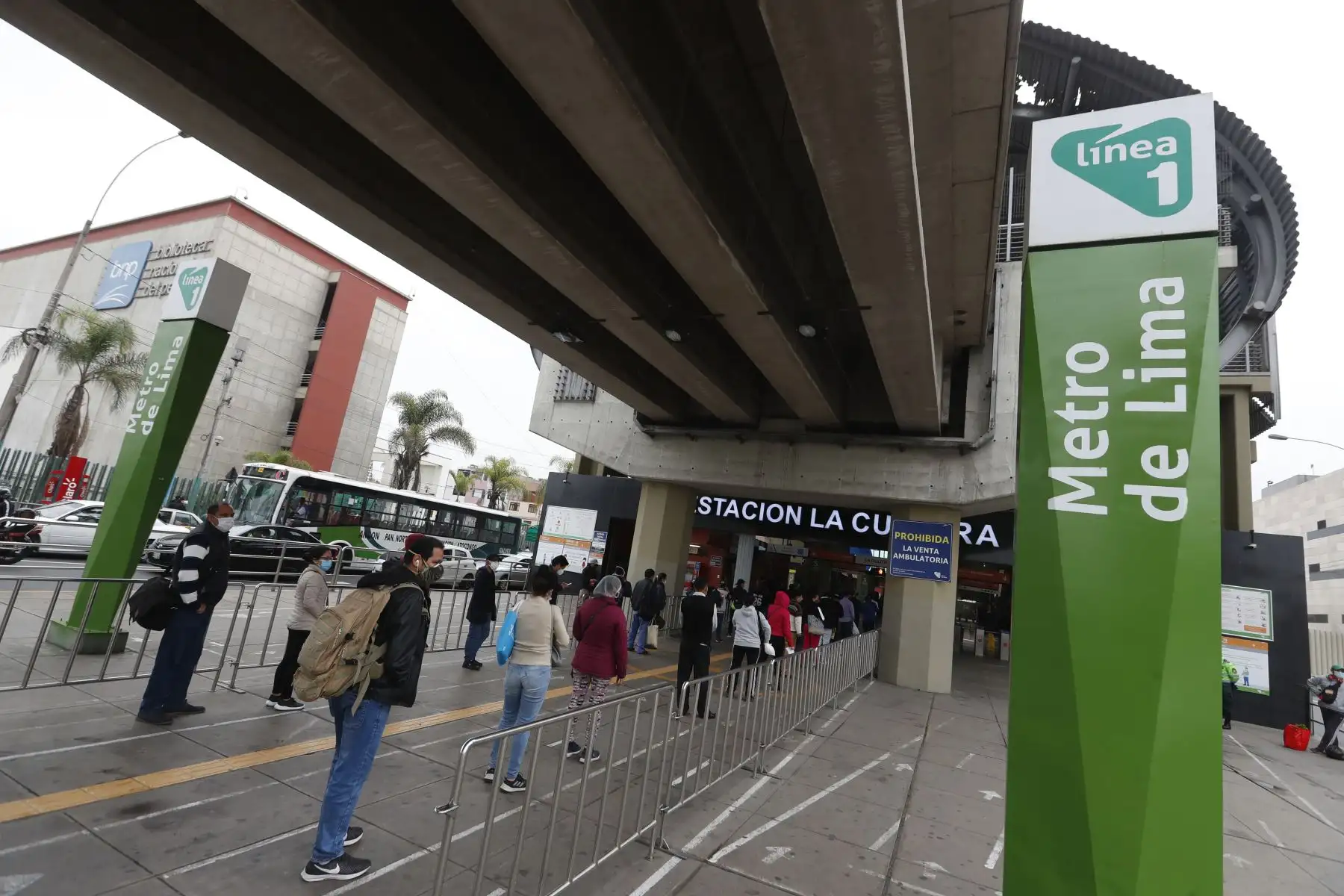 Ciudadanos acuden a sus centros de labores en el segundo día de culminada la cuarentena, muchos acuden a la estación Línea 1 del Metro La Cultura cerca a la av. Javier Prado.
Foto: ANDINA/Renato Pajuelo