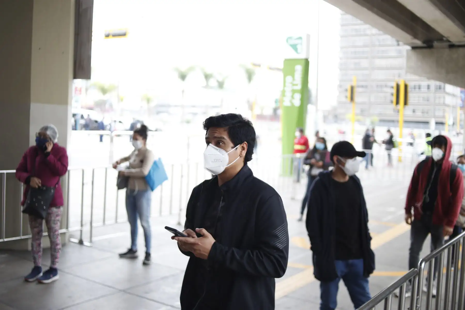 Ciudadanos acuden a sus centros de labores en el segundo día de culminada la cuarentena, muchos acuden a la estación Línea 1 del Metro La Cultura cerca a la av. Javier Prado.
Foto: ANDINA/Renato Pajuelo