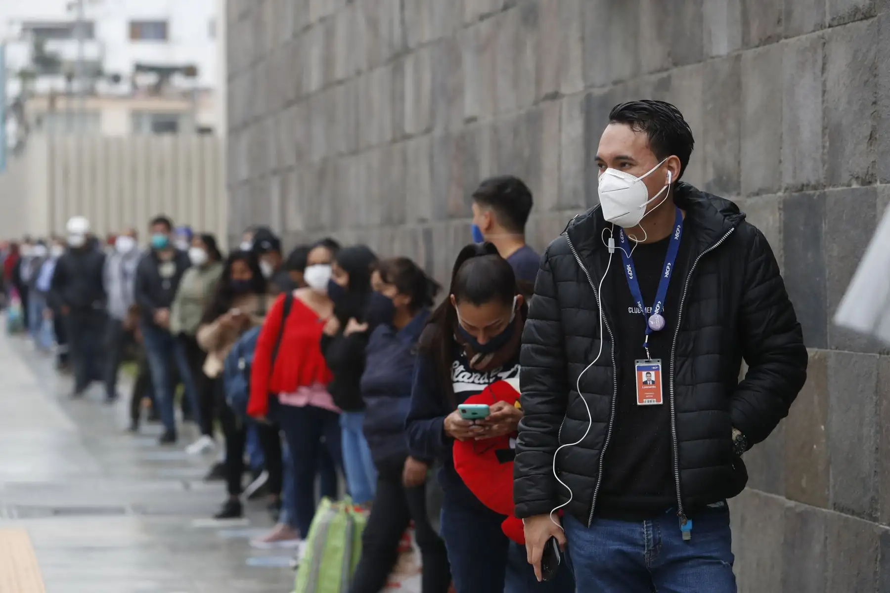 Ciudadanos acuden a sus centros de labores en el segundo día de culminada la cuarentena, muchos acuden a la estación Línea 1 del Metro La Cultura cerca a la av. Javier Prado.
Foto: ANDINA/Renato Pajuelo