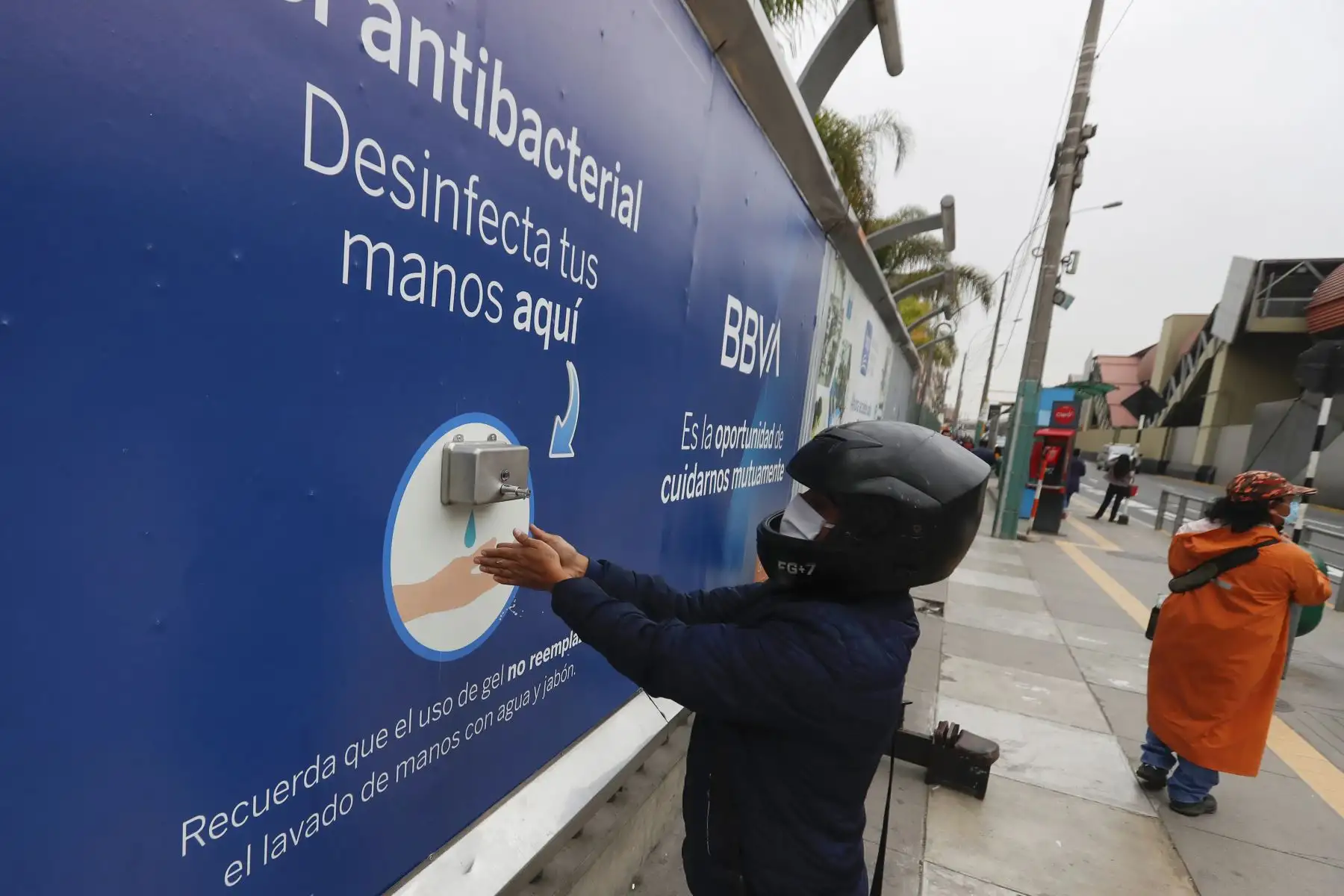Ciudadanos acuden a sus centros de labores en el segundo día de culminada la cuarentena, muchos acuden a la estación Línea 1 del Metro La Cultura cerca a la av. Javier Prado.
Foto: ANDINA/Renato Pajuelo
