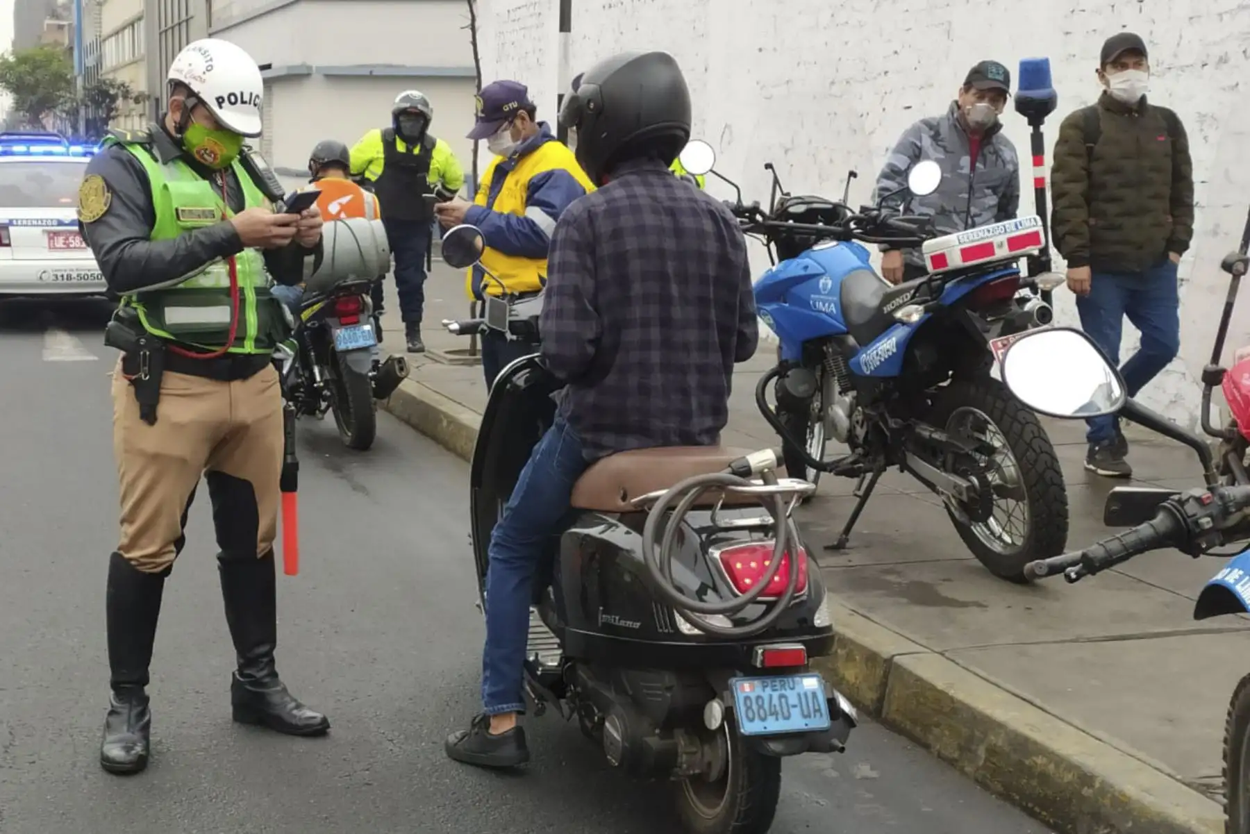 Gracias a esta acción conjunta ya fueron sancionados varios conductores de motos lineales que prestaban el servicio de taxi de manera ilegal frente a una de las estaciones del Metro de Lima, en la avenida Grau. Foto: ANDINA/Municipalidad Metropolitana de Lima.