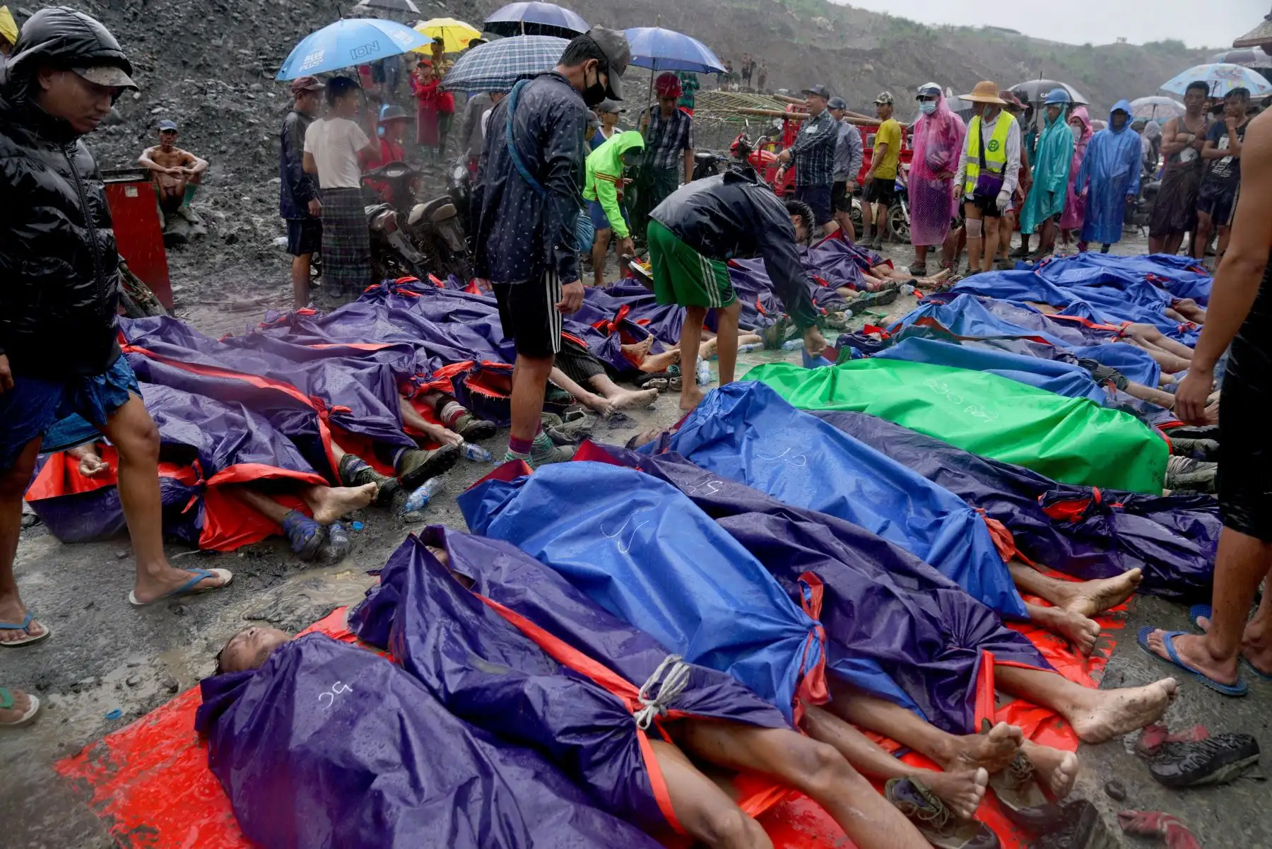 A lo largo del día y bajo una lluvia incesante, los servicios de bomberos, han estado rescatando los cuerpos sepultados por la avalancha entre el barro de la ladera de la mina. Foto: EFE