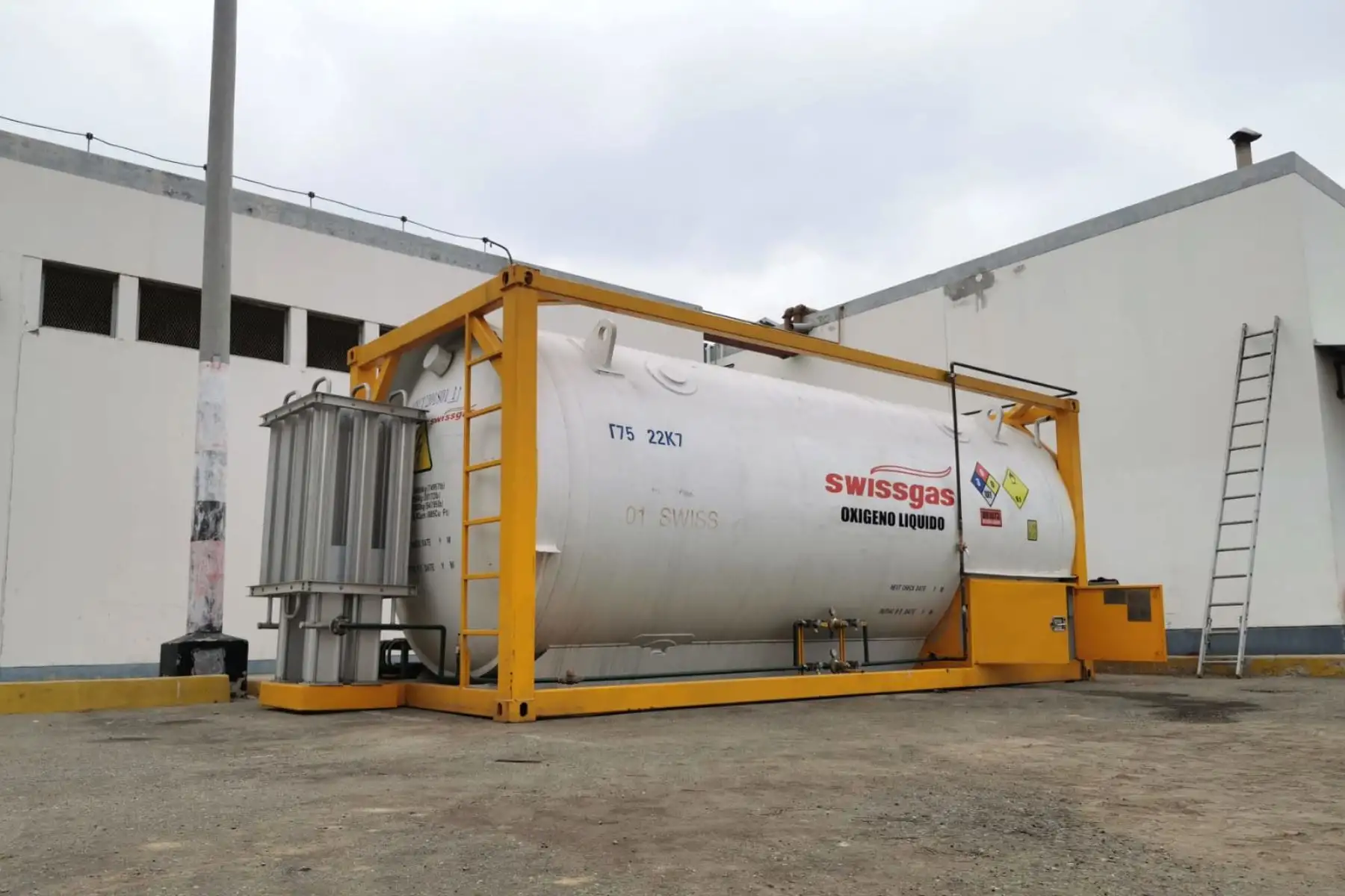 Gobierno Regional de Tumbes y la empresa privada, se logró la instalación del isotanque, con capacidad de 18 mil kilos o 2,200 tanques de 6 metros cúbicos de oxígeno, que será para la atención exclusiva de pacientes Covid-19, que se encuentran internados en el hospital de Ciudadela Noé.
Foto:ANDINA/GRT.