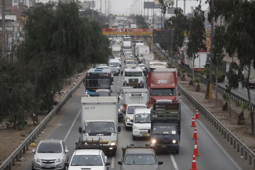 Una conducción adecuada contribuye a ahorrar el combustible. Foto: ANDINA.