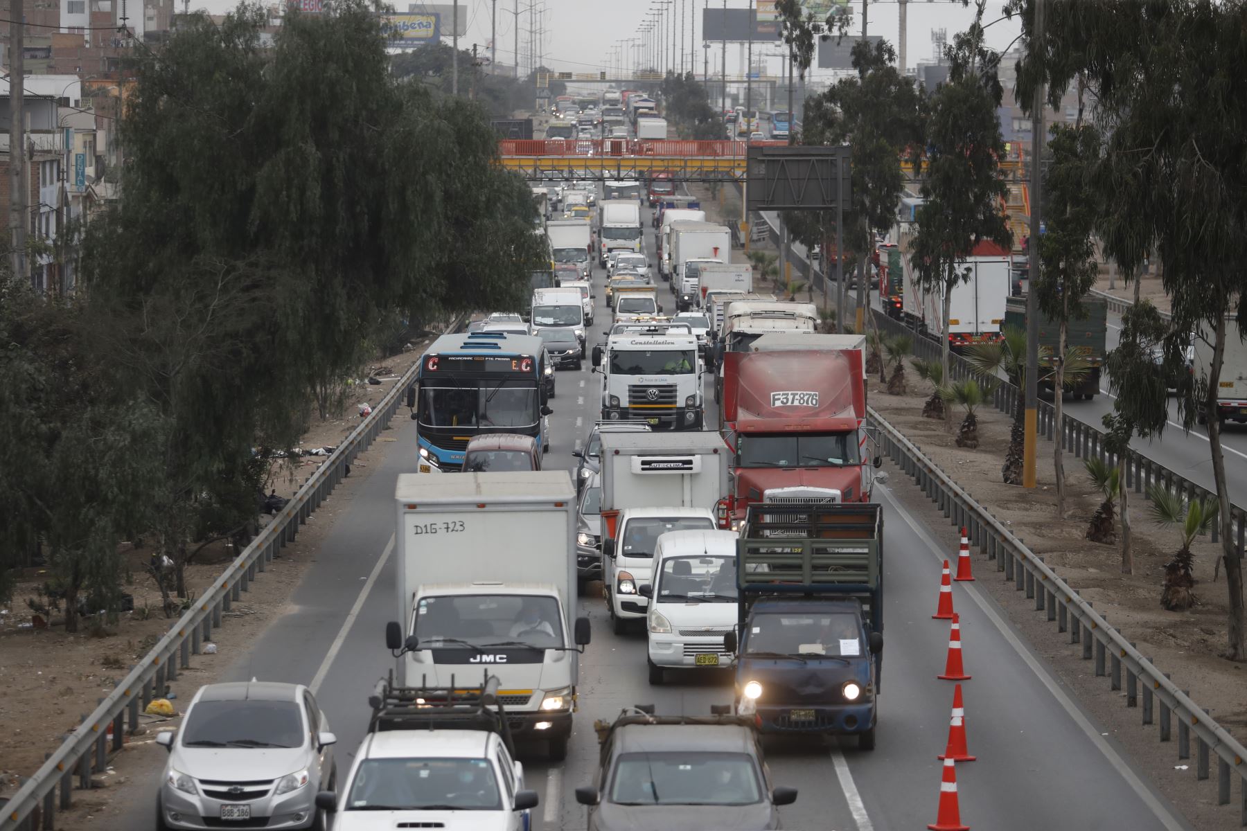 Una conducción adecuada contribuye a ahorrar el combustible. Foto: ANDINA.