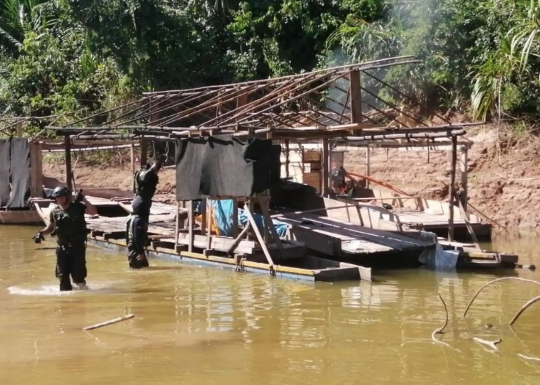 Personal naval de la Capitanía de Puerto Maldonado, en la región Madre de Dios, realizó en lo que va del año 46 interdicciones, en las que se destruyeron 218 dragas, 148 motores y 121 bombas de succión utilizados por mineros ilegales que han seguido operando incluso durante el estado de emergencia por el covid-19, informó la Marina de Guerra del Perú.