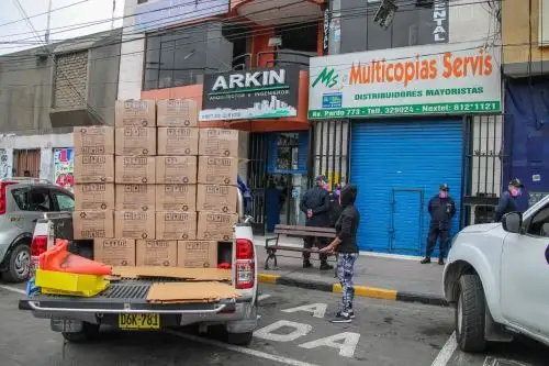 Autoridades municipalidad de Chimbote clausuran locales no autorizados que atendían a puertas cerradas.