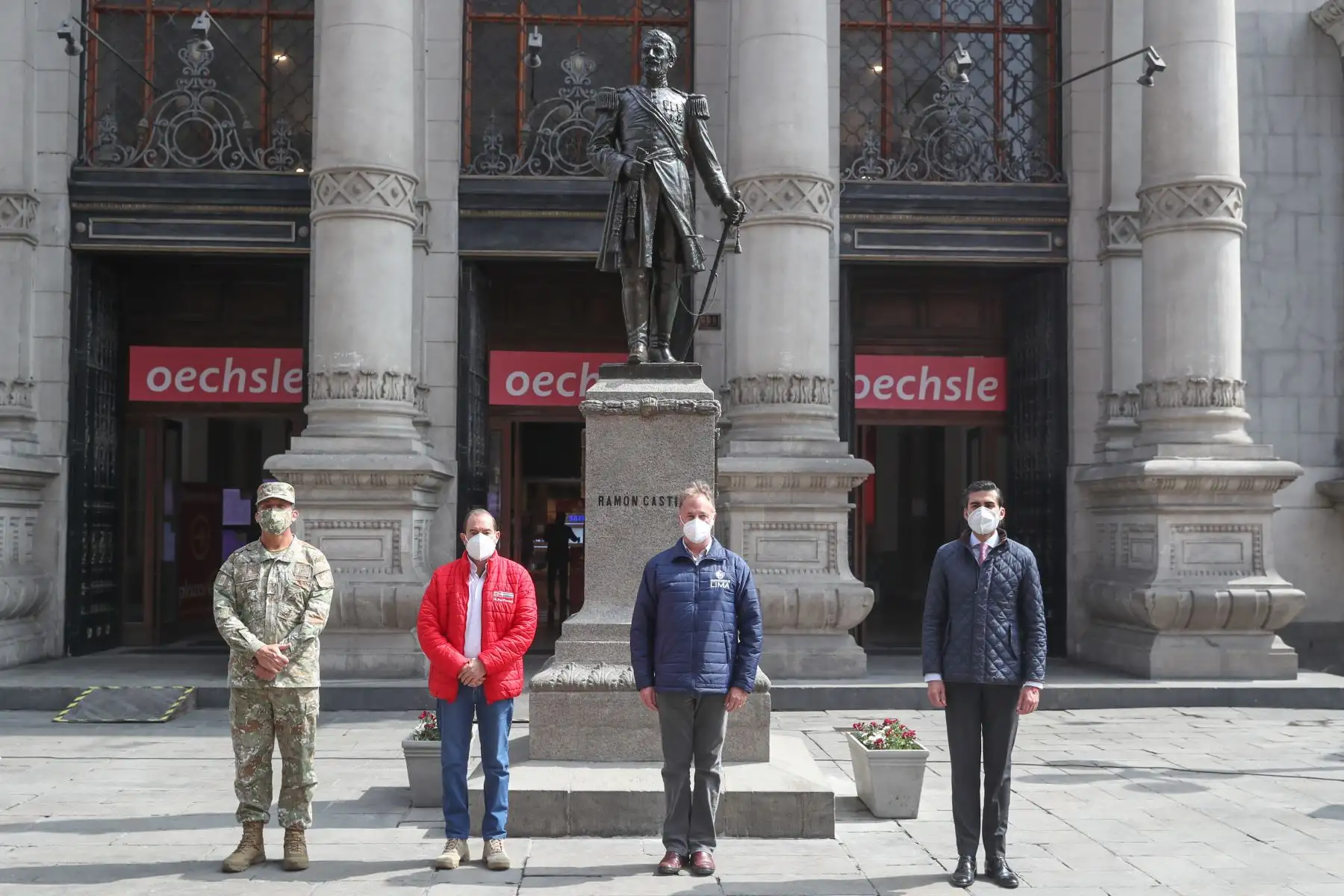 Ministro de Defensa, Walter Martos y el alcalde de Lima, Jorge Muñoz participaron en la develación de la escultura del mariscal Ramón Castilla, bien mueble integrante del Patrimonio Cultural de la Nación.
Foto: Mindef