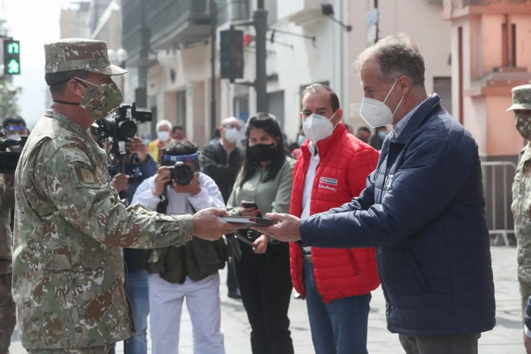 El Ministro de Defensa Walter Martos y el alcalde Jorge Muñoz, develaron la escultura del Gran mariscal Ramón Castilla, como integrante del Patrimonio Cultural de la Nación, restaurada por la Municipalidad de Lima.Foto:ANDINA/Mindef.
.