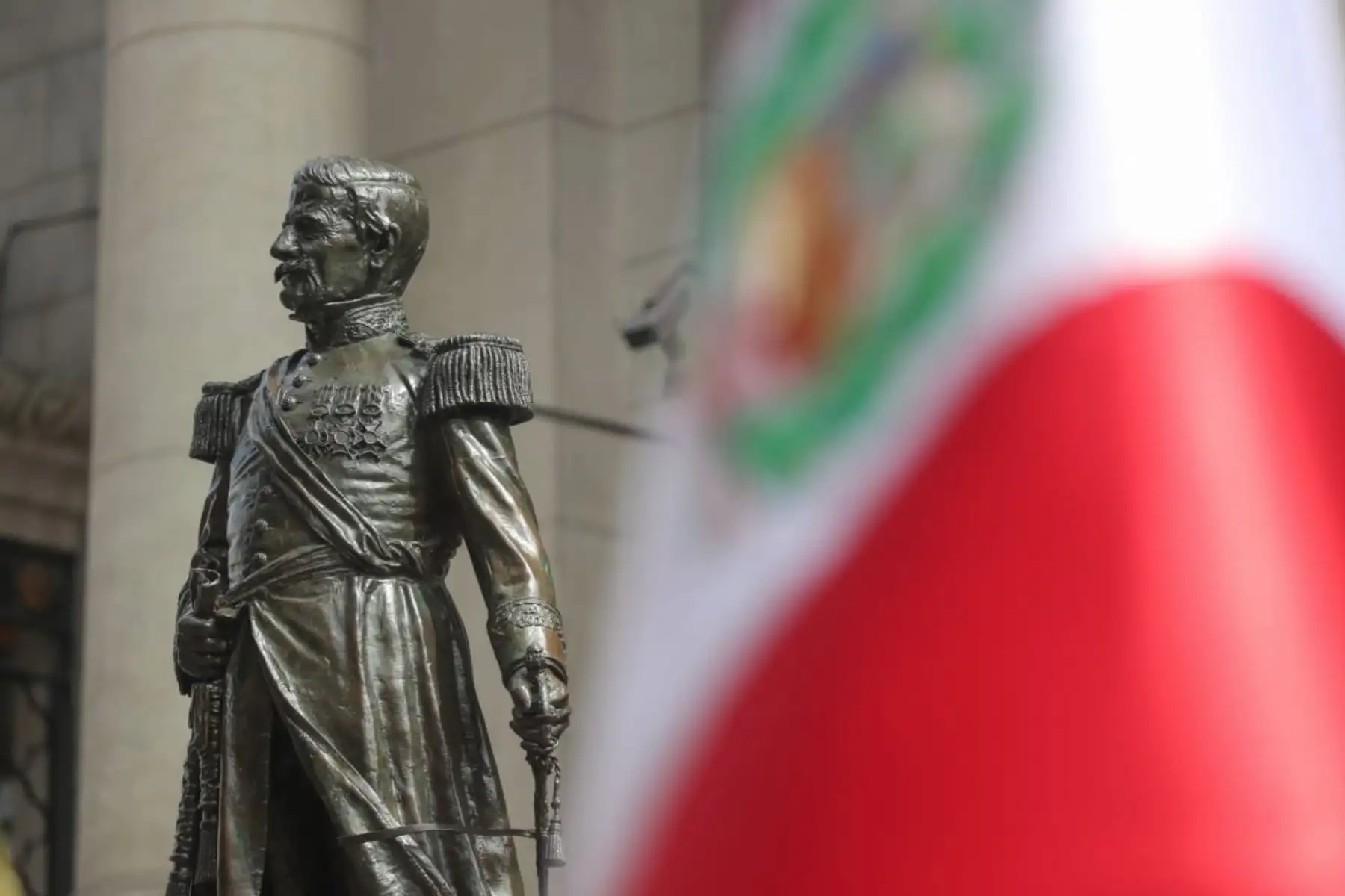 El Ministro de Defensa Walter Martos y el alcalde Jorge Muñoz, develaron la escultura del Gran mariscal Ramón Castilla, como integrante del Patrimonio Cultural de la Nación, restaurada por la Municipalidad de Lima.Foto:ANDINA/Mindef.
.