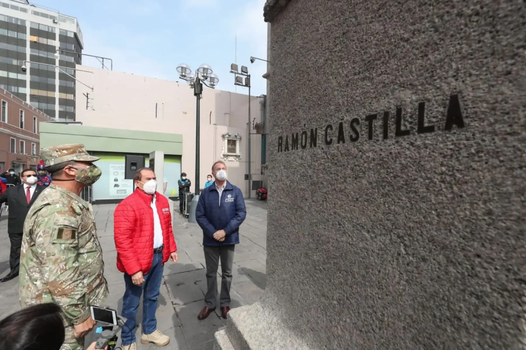 El Ministro de Defensa Walter Martos y el alcalde Jorge Muñoz, develaron la escultura del Gran mariscal Ramón Castilla, como integrante del Patrimonio Cultural de la Nación, restaurada por la Municipalidad de Lima.Foto:ANDINA/Mindef.
.