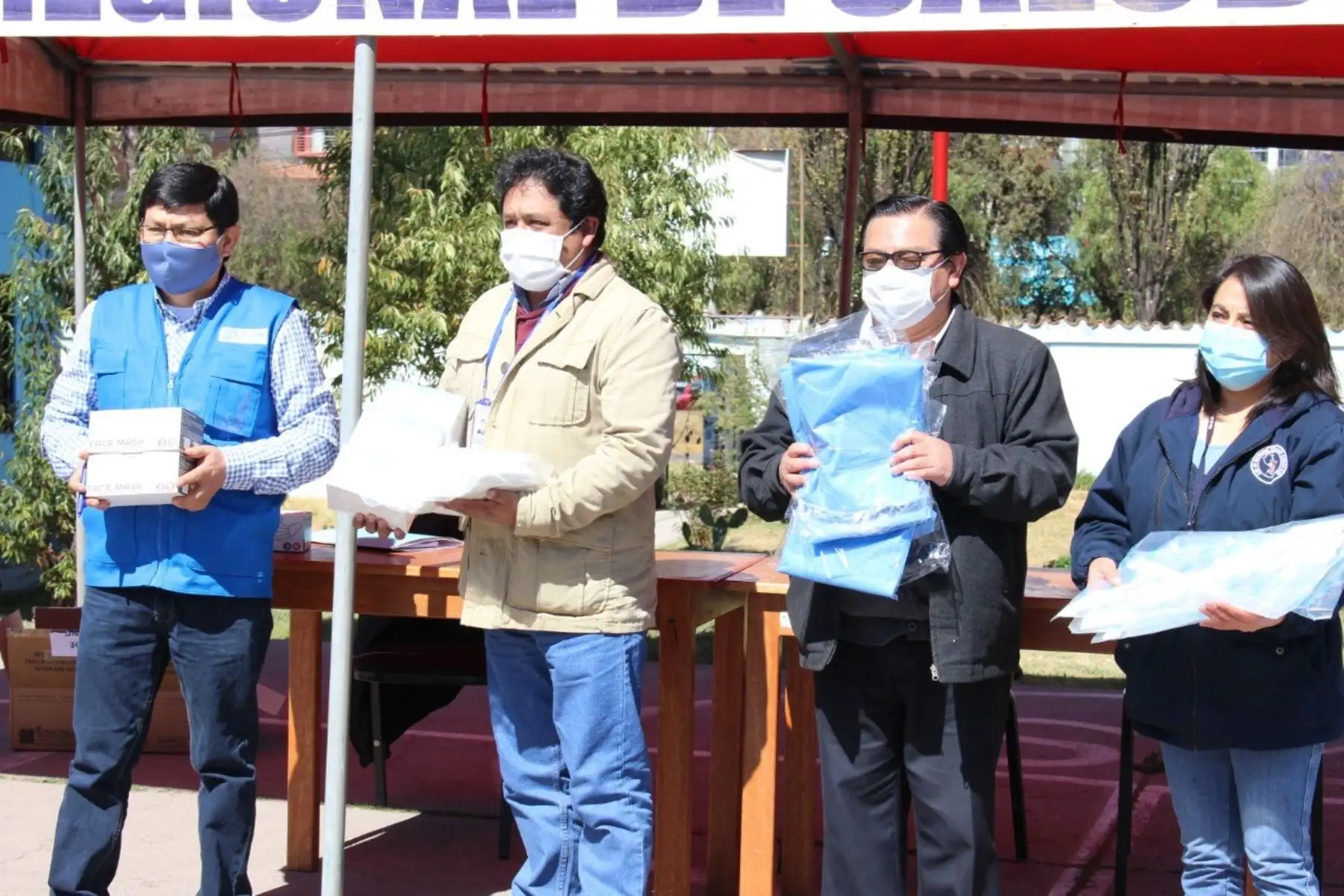 Autoridades de Cusco entregan insumos de protección al personal de la red Cusco Sur y Chumbivilcas y anuncian que intensificarán control en provincia de La Convención por aumento de casos de coronavirus. ANDINA/Difusión