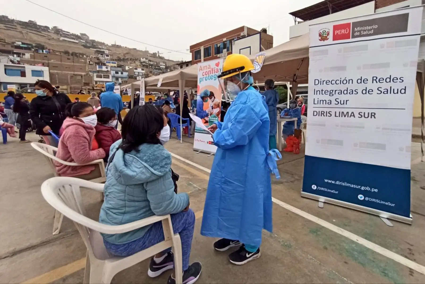 Ministerio de Salud brinda atención integral de salud a más de 500 personas, entre ellos niños, gestantes y adultos mayores reciben vacunación, diagnóstico de anemia, control de diabetes, hipertensión en la zona de “Héroes de Cenepa”  en Villa El Salvador.
Foto: Minsa