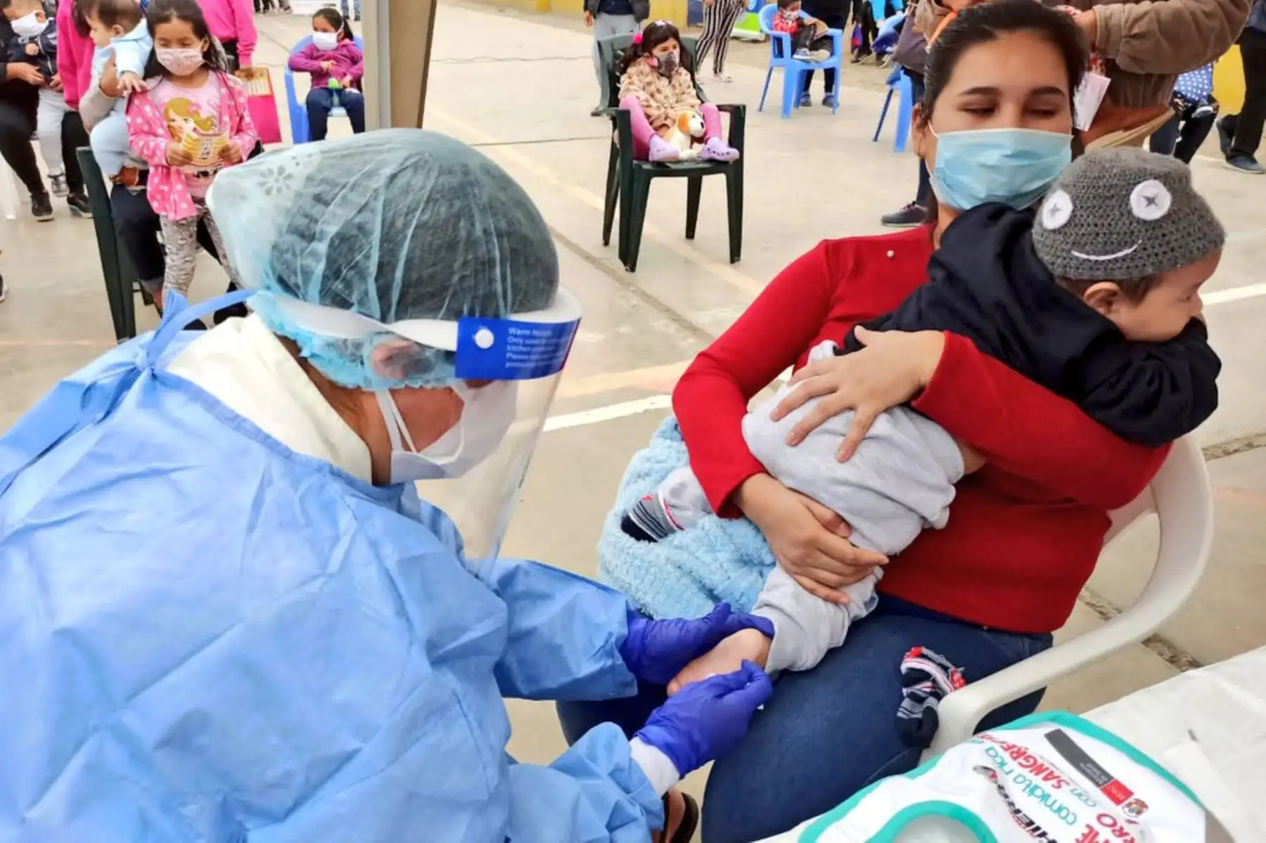 Ministerio de Salud brinda atención integral de salud a más de 500 personas, entre ellos niños, gestantes y adultos mayores reciben vacunación, diagnóstico de anemia, control de diabetes, hipertensión en la zona de “Héroes de Cenepa”  en Villa El Salvador.
Foto: Minsa