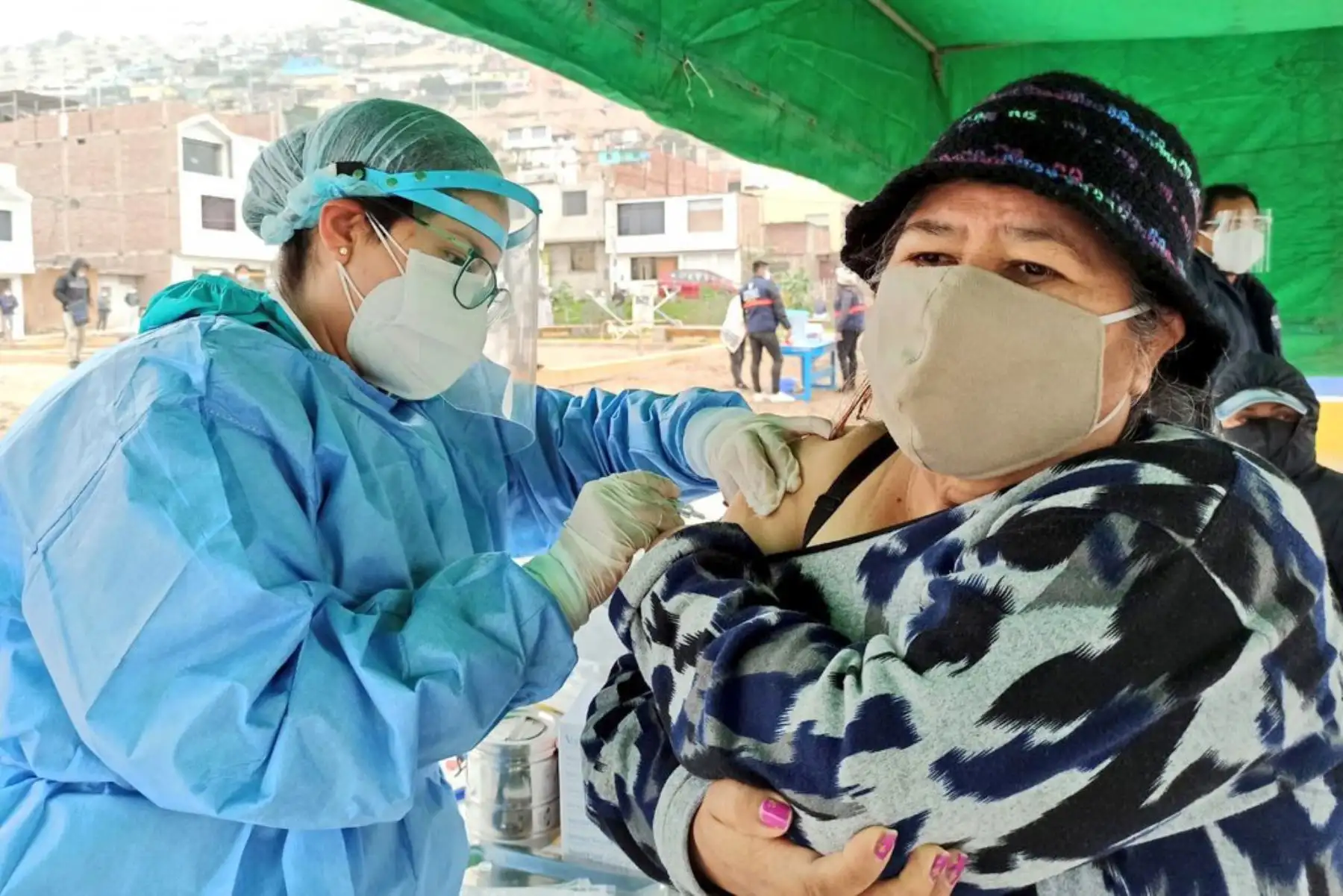 Teniendo en cuenta las constantes mutaciones del virus, será necesario establecer la vacunación anual, como viene siendo dispuesto en el caso de la gripe y la influenza. Foto: Minsa