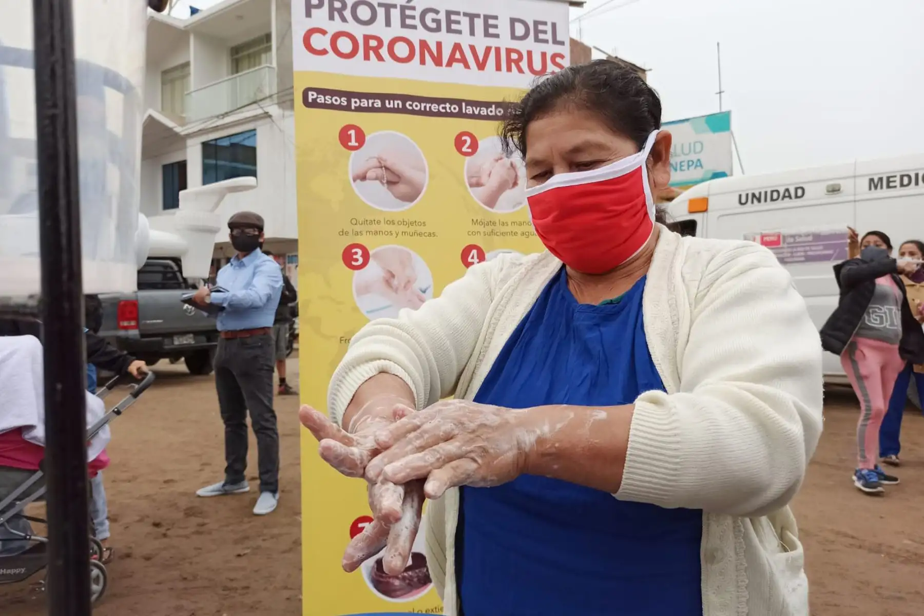 Ministerio de Salud brinda atención integral de salud a más de 500 personas, entre ellos niños, gestantes y adultos mayores reciben vacunación, diagnóstico de anemia, control de diabetes, hipertensión en la zona de “Héroes de Cenepa”  en Villa El Salvador.
Foto: Minsa