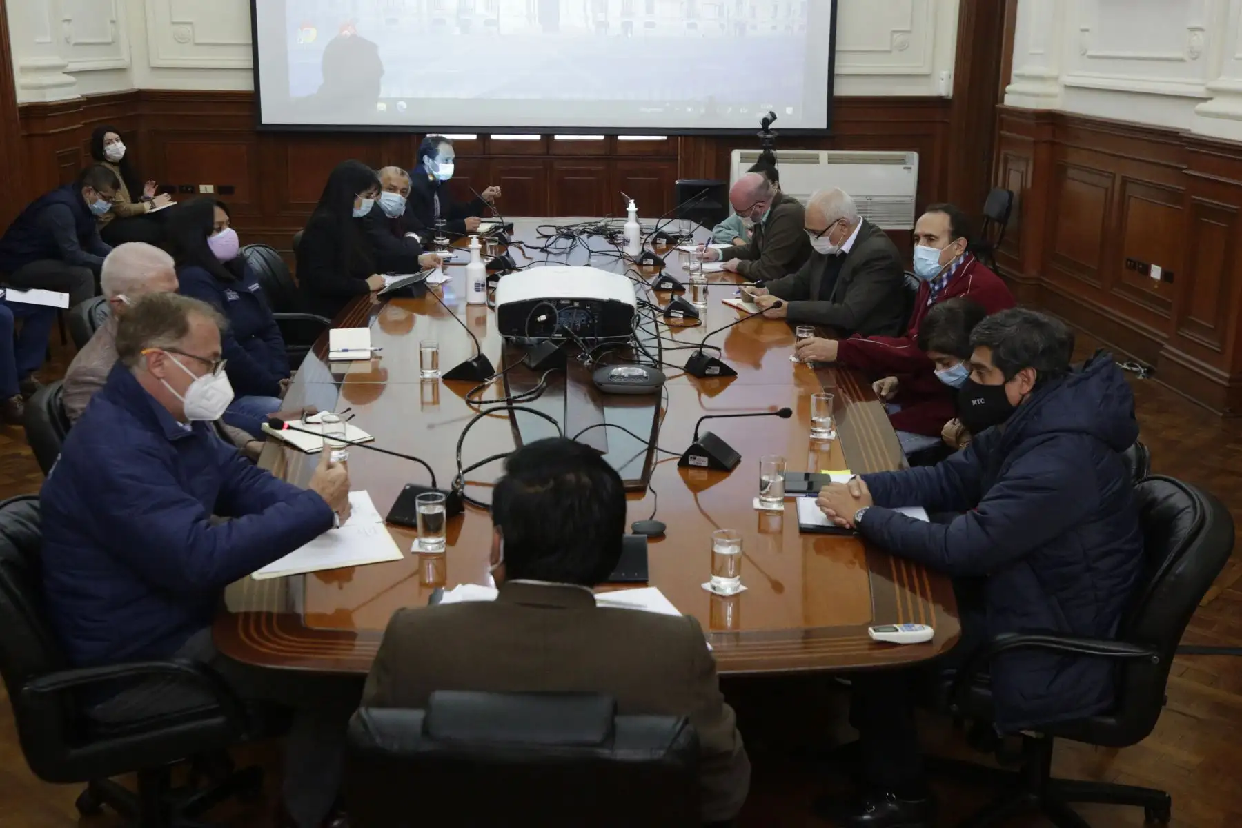 Titular de la PCM, Vicente Zeballos  se reúne con el alcalde de la Municipalidad Metropolitana de Lima, Jorge Muñoz  para establecer medidas que permitan mitigar el impacto del covid -19 en el servicio que brindan el Metropolitano y los corredores complementarios.
Foto: PCM Titular de la PCM, Vicente Zeballos  se reúne con el alcalde de la Municipalidad Metropolitana de Lima, Jorge Muñoz  para establecer medidas que permitan mitigar el impacto del covid -19 en el servicio que brindan el Metropolitano y los corredores complementarios.
Foto: PCM