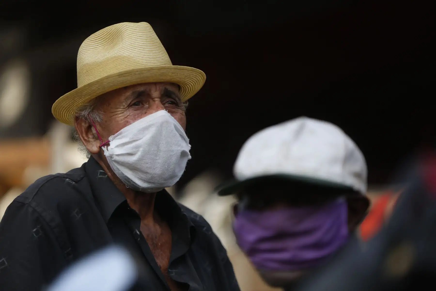 El Gobierno colombiano decretó que para proteger a las personas mayores de 70 años estos deben permanecer confinados en sus hogares hasta el 31 de agosto. Foto: EFE