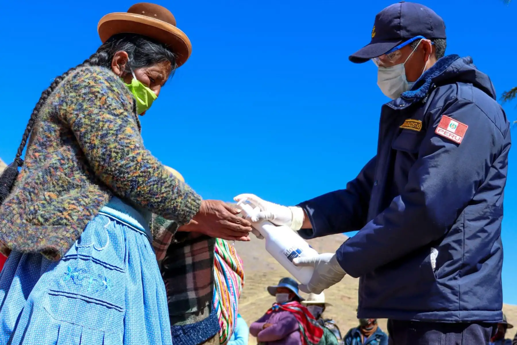 La Capitanía de Puerto de Puno y representantes de Cáritas Perú entregaron canastas con víveres y kits de aseo personal a familias más vulnerables del distrito de San Antón.
Foto:Marina de Guerra