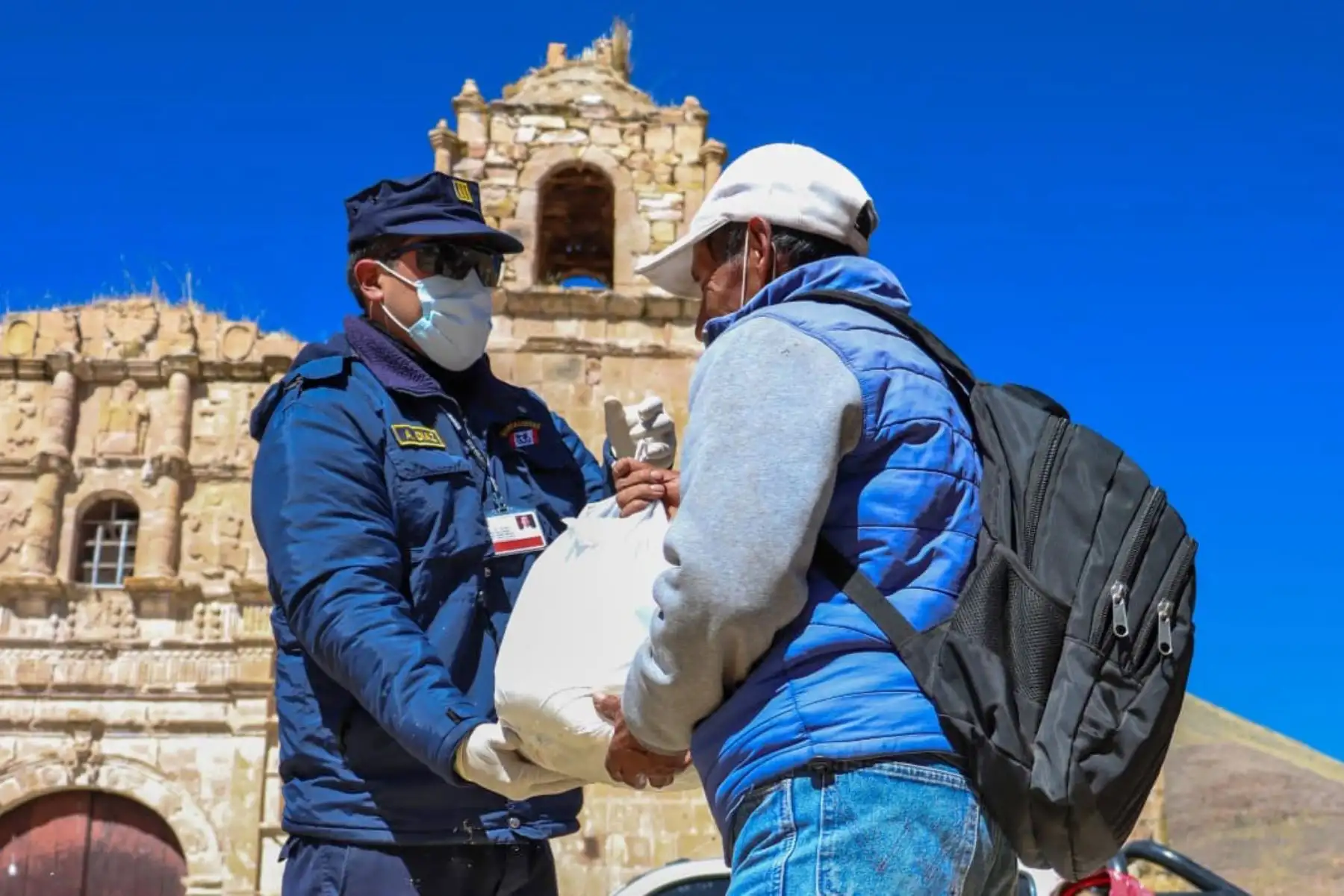 La Capitanía de Puerto de Puno y representantes de Cáritas Perú entregaron canastas con víveres y kits de aseo personal a familias más vulnerables del distrito de San Antón.
Foto:Marina de Guerra