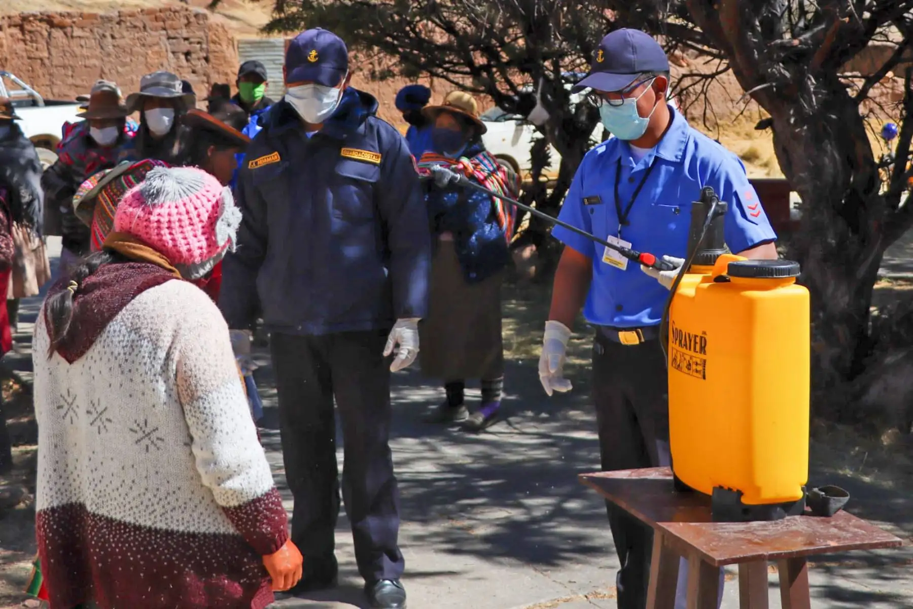 La Capitanía de Puerto de Puno y representantes de Cáritas Perú entregaron canastas con víveres y kits de aseo personal a familias más vulnerables del distrito de San Antón.
Foto:Marina de Guerra