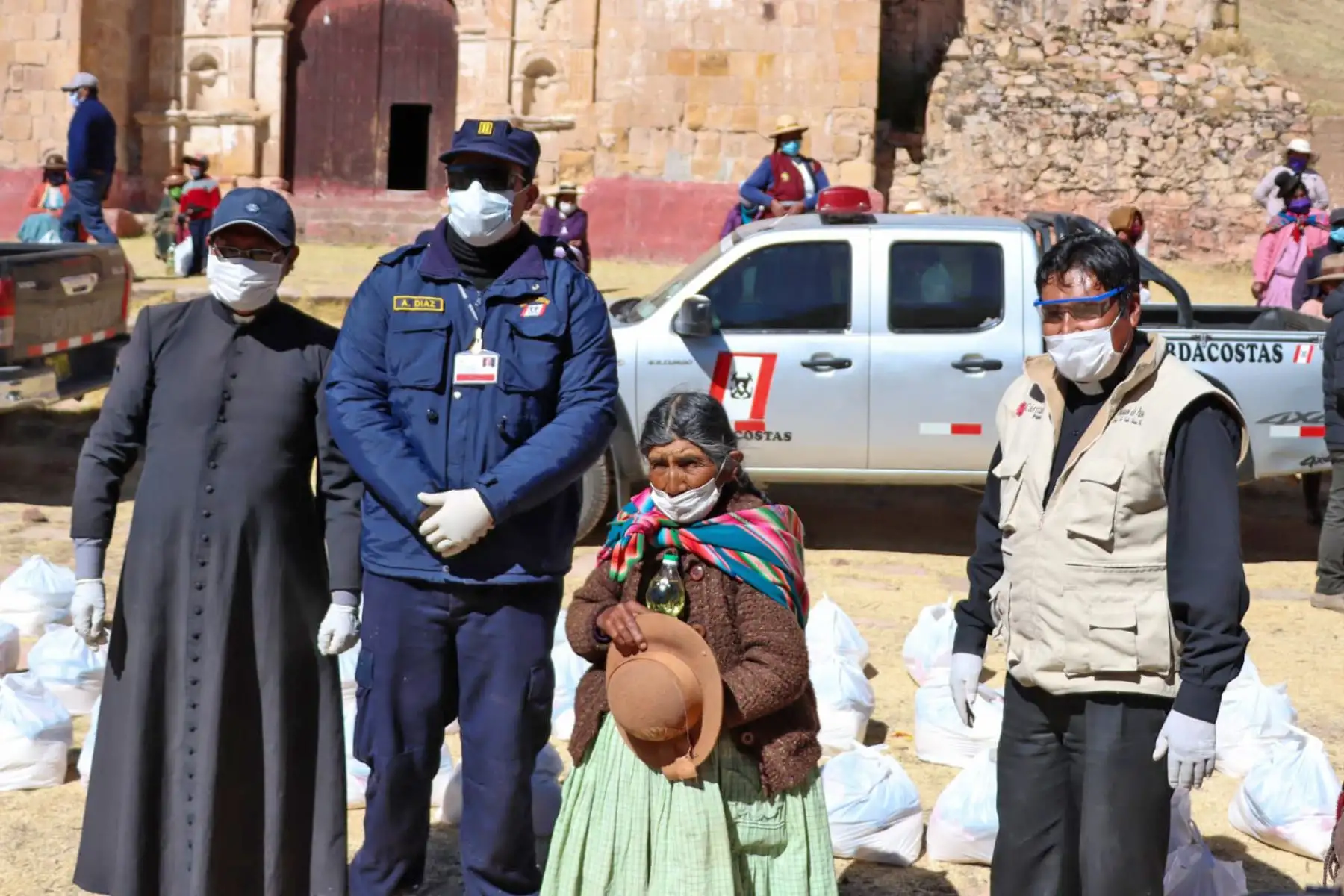 La Capitanía de Puerto de Puno y representantes de Cáritas Perú entregaron canastas con víveres y kits de aseo personal a familias más vulnerables del distrito de San Antón.
Foto:Marina de Guerra