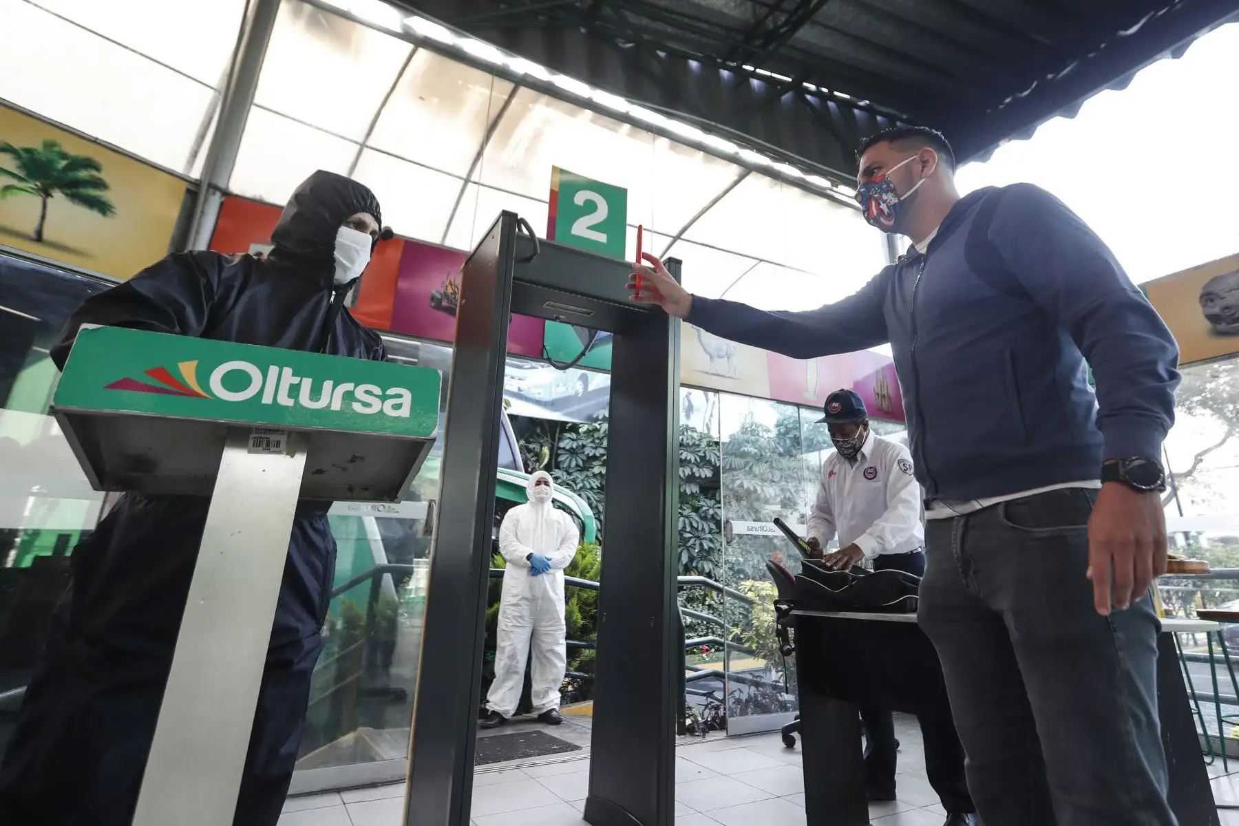 Empresa de transporte interprovincial “Oltursa” presenta protocolos de bioseguridad que aplicará al realizar sus viajes al interior del país durante estado de emergencia por coronavirus covid-19. Los pasajeros podrán presentar su boleto de viajes a través de un código en su teléfono móvil. Foto: ANDINA/Renato Pajuelo