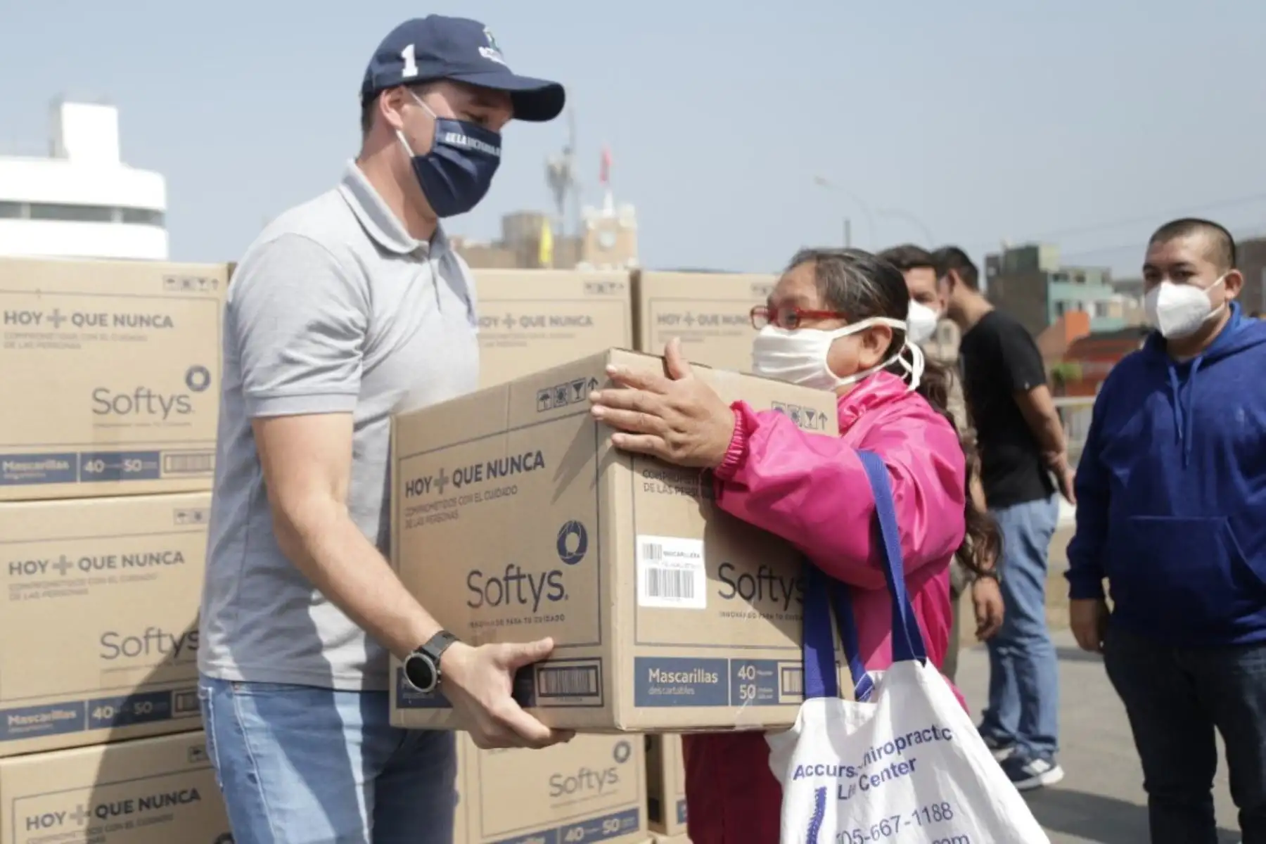 Alcalde de La Victoria, George Forsyth, entrega un lote de mascarillas covid-19 a dirigentes de juntas vecinales de su distrito.