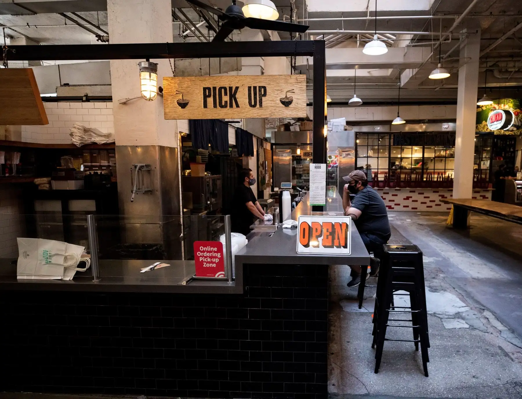 En la imagen, un cliente es atendido en un restaurante de Grand Central Market, en Los Ángeles. Foto: EFE
