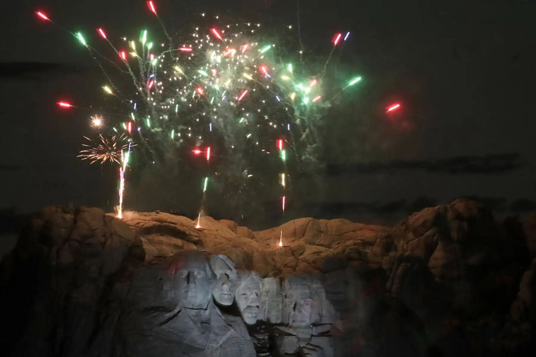 Los fuegos artificiales iluminan el cielo sobre el monumento nacional del monte Rushmore cerca de Keystone, Dakota del Sur. Foto: AFP