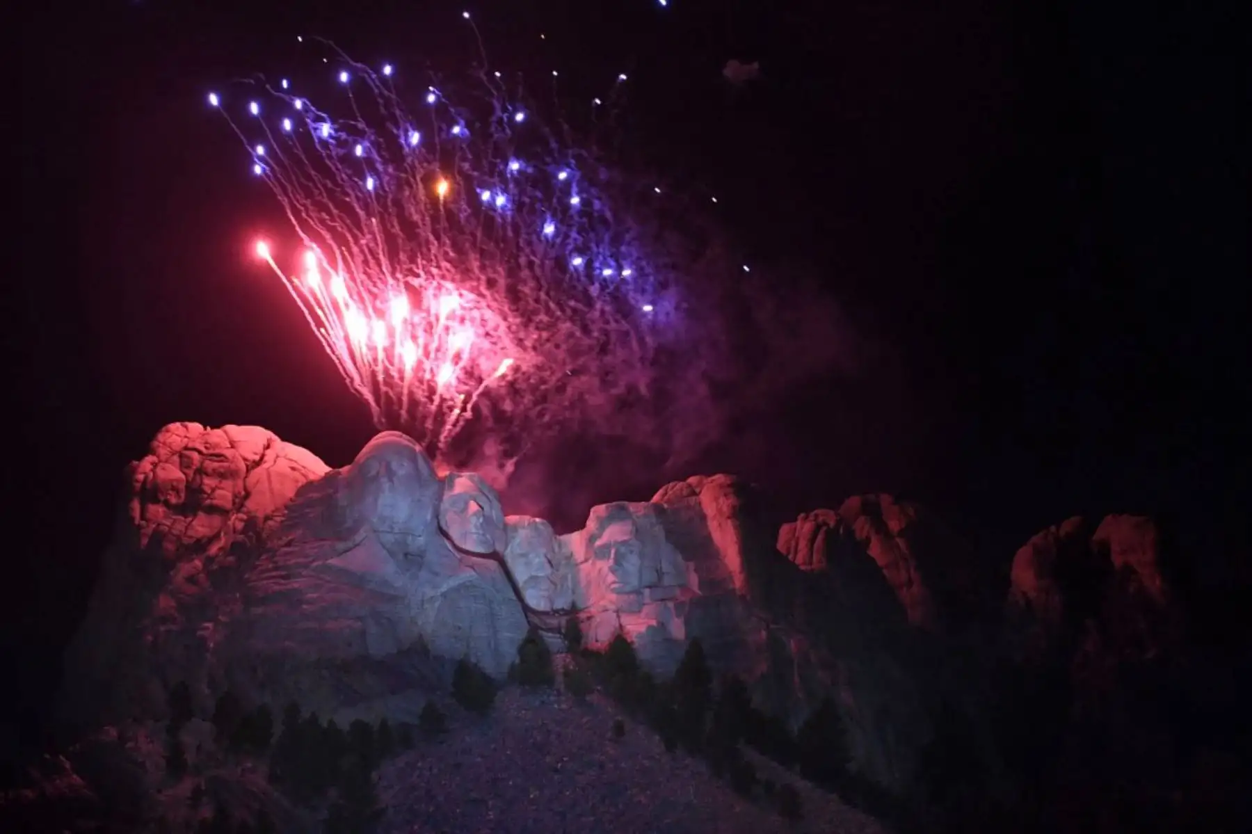 Los fuegos artificiales iluminan el cielo sobre el monumento nacional del monte Rushmore cerca de Keystone, Dakota del Sur. Foto: AFP