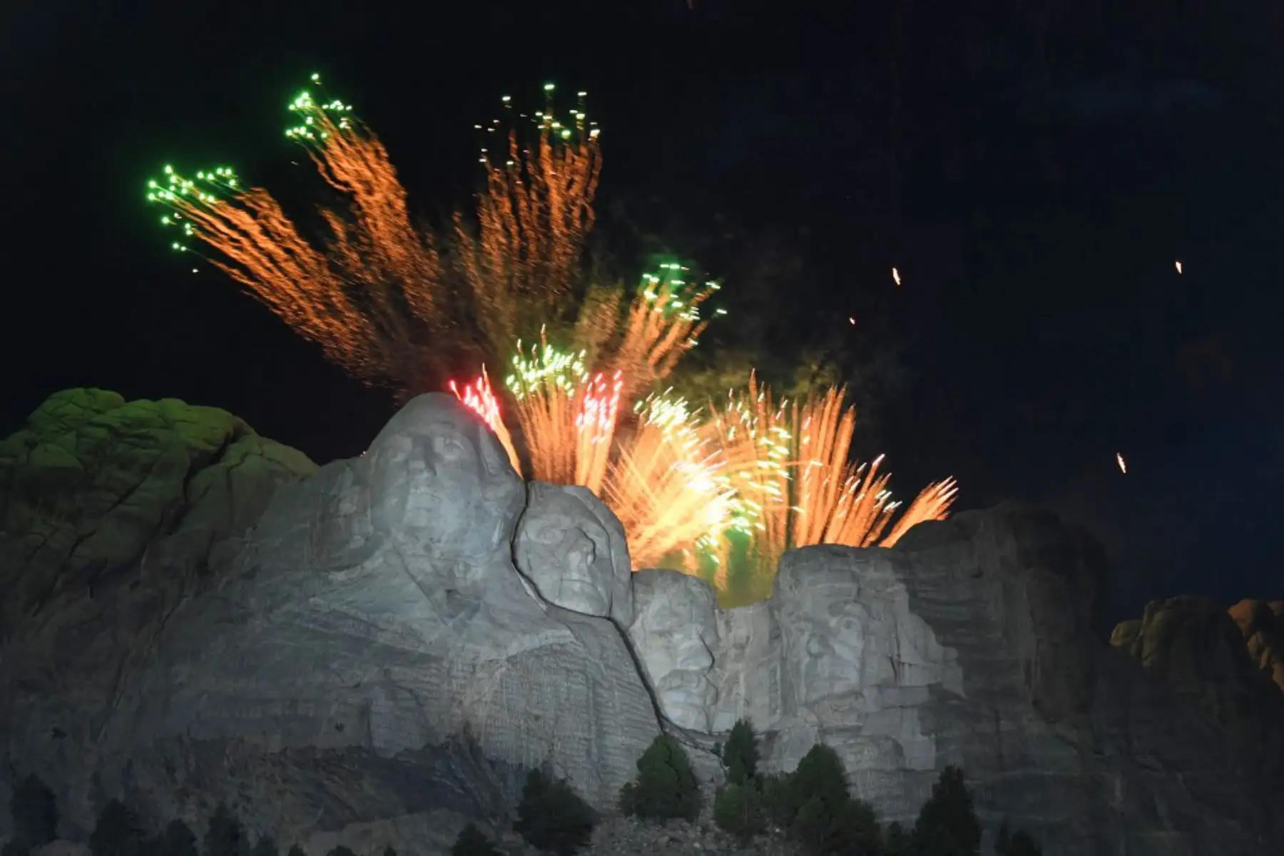 Los fuegos artificiales iluminan el cielo sobre el monumento nacional del monte Rushmore cerca de Keystone, Dakota del Sur. Foto: AFP