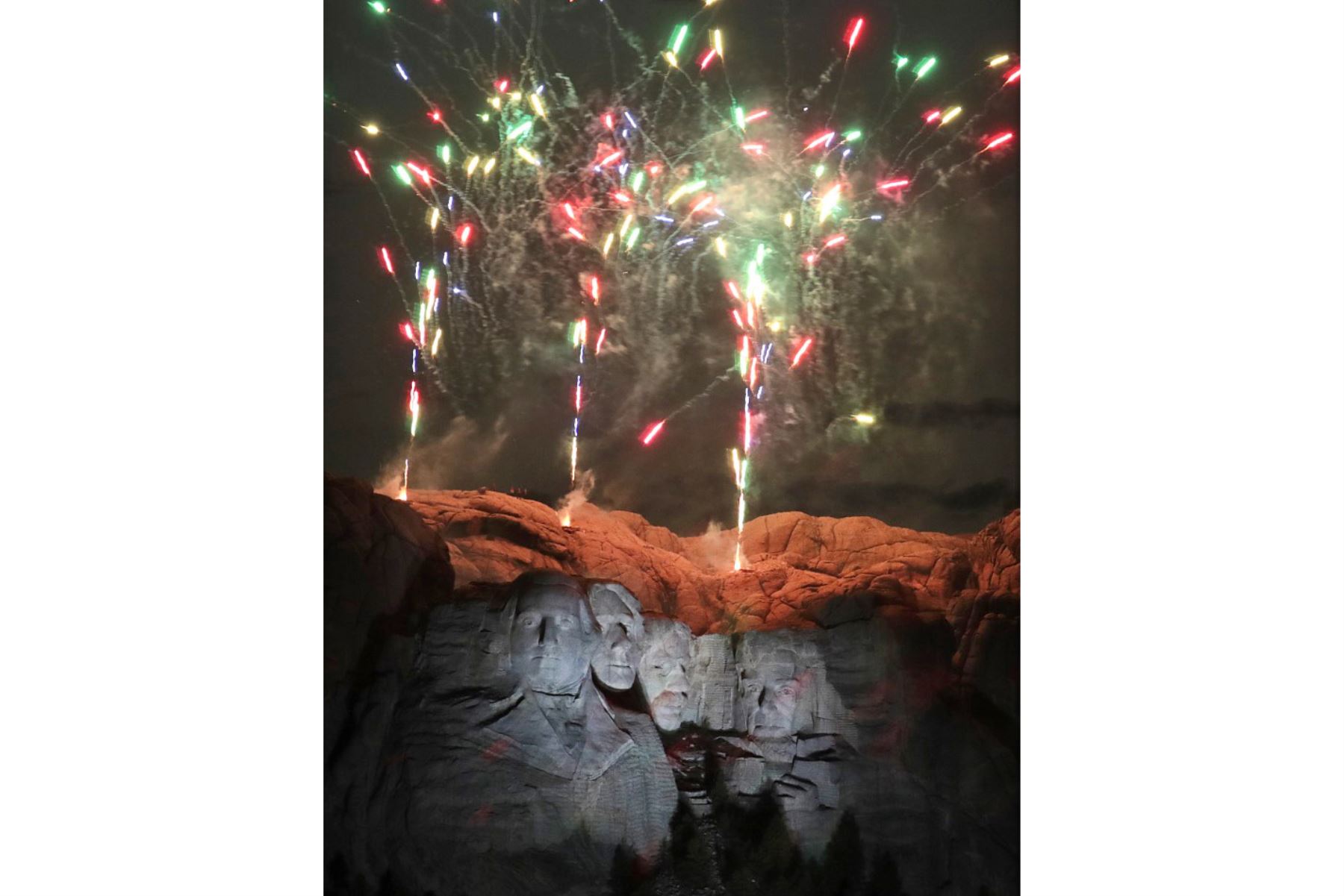 Los fuegos artificiales iluminan el cielo sobre el monumento nacional del monte Rushmore cerca de Keystone, Dakota del Sur. Foto: AFP