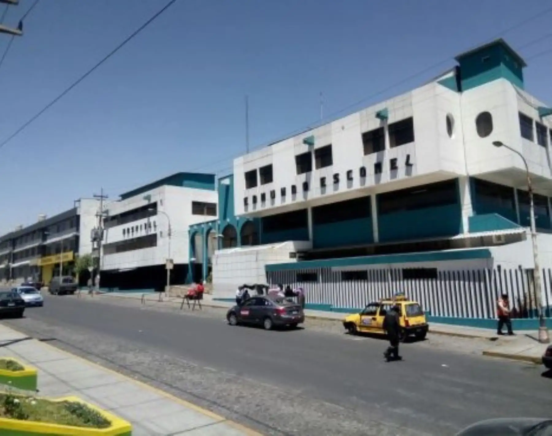La Red Asistencial EsSalud de Arequipa acondicionó 50 camas en el Hospital I Edmundo Escomel, para la atención exclusiva de pacientes que contrajeron el nuevo coronavirus y, de esa manera, prevenir la saturación y colapso de los centros asistenciales que tiene a su cargo.