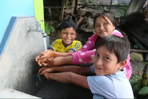 El Ministerio de Vivienda, Construcción y Saneamiento (MVCS) convocó una licitación para la ejecución de cuatro proyectos de agua y saneamiento rural en las localidades de Nueva Esperanza de Panaillo, Caserío de las Américas, Santa Isabel de Bahuanisho y Centro Poblado Esperanza, en la región Ucayali, que beneficiarán a 1,724 habitantes, quienes contarán por primera vez con este servicio básico y vital en sus viviendas.