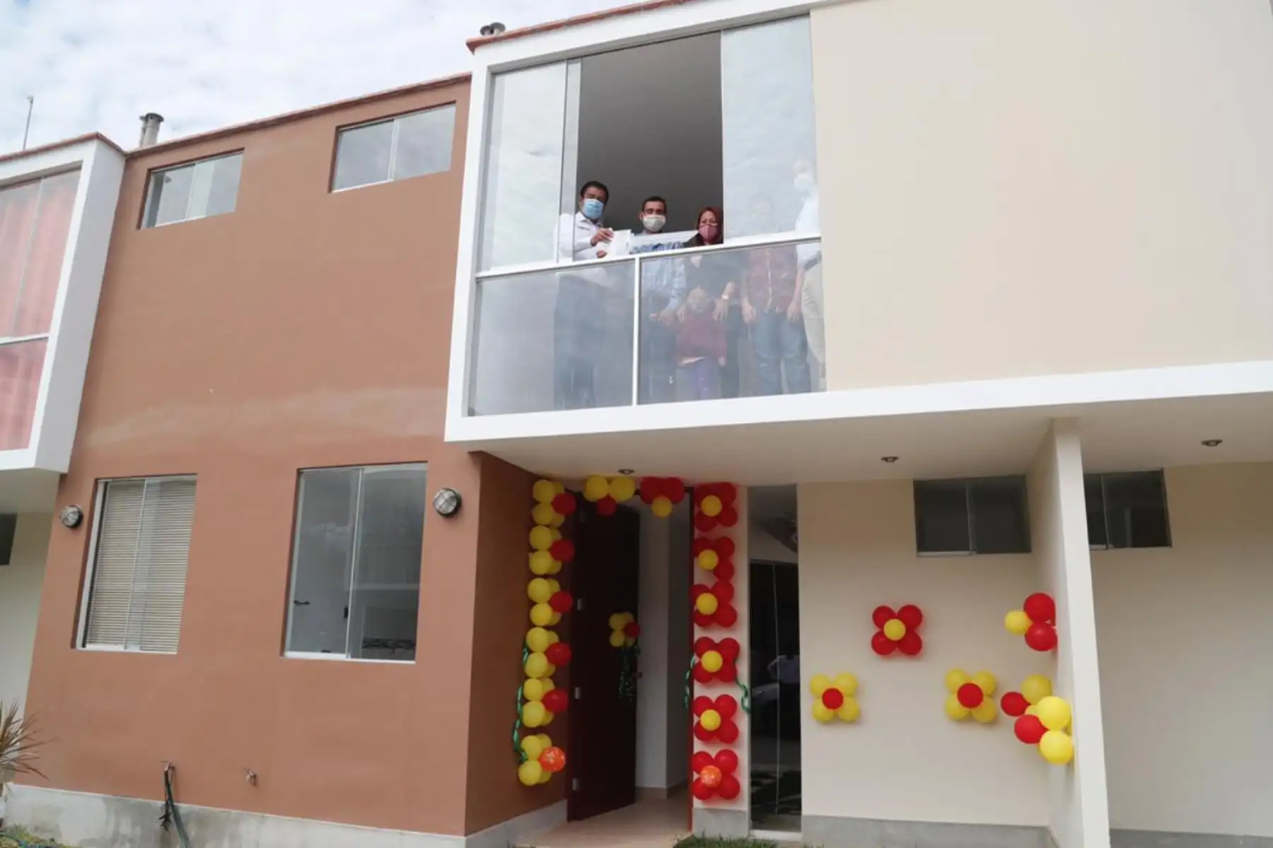 El ministro Rodolfo Yanez, participa de la entrega simbólica de llaves a los propietarios de los departamentos del proyecto Parques del Chipe Condominio Club, los cuales han sido adquiridos gracias al Nuevo Crédito Mi vivienda. Foto:ANDINA/MVCS